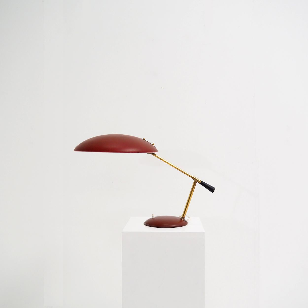 1950er Desk- oder Tischlampe aus burgunderrot lackiertem Metall (Italienisch) im Angebot