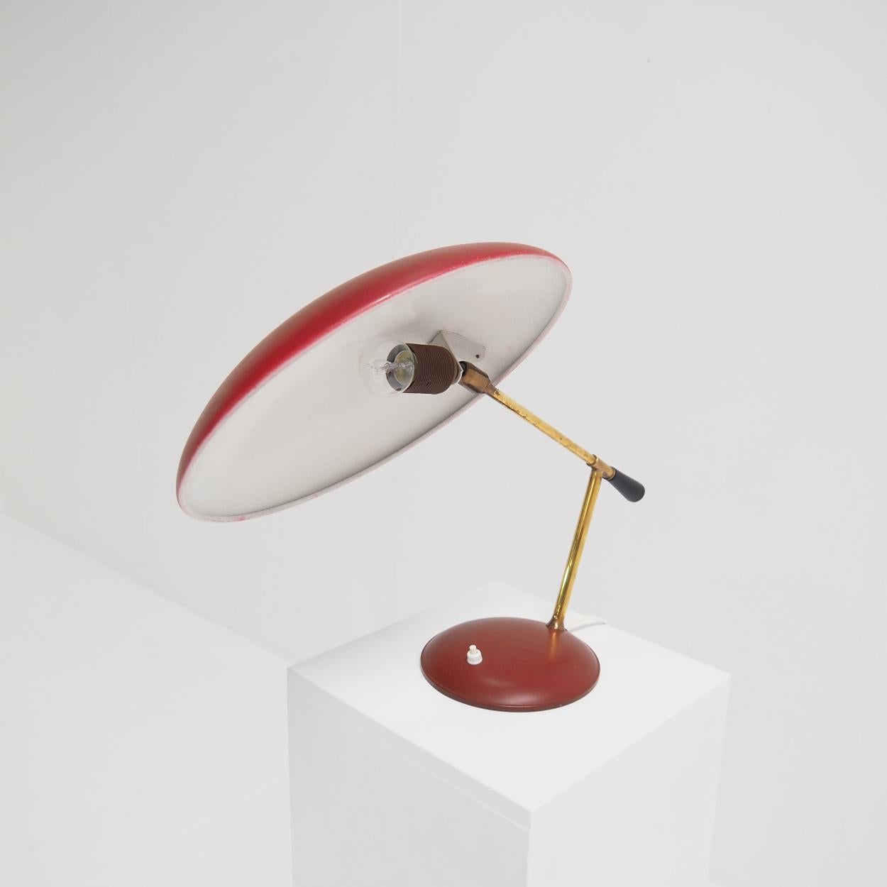 1950er Desk- oder Tischlampe aus burgunderrot lackiertem Metall (20. Jahrhundert) im Angebot