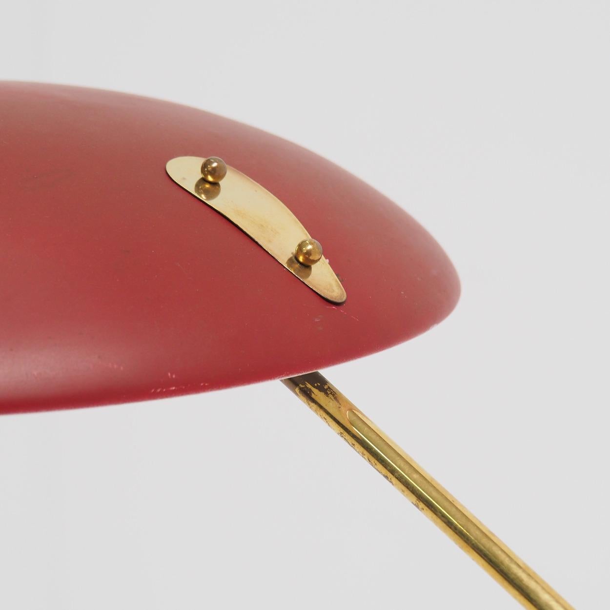 1950er Desk- oder Tischlampe aus burgunderrot lackiertem Metall im Angebot 1
