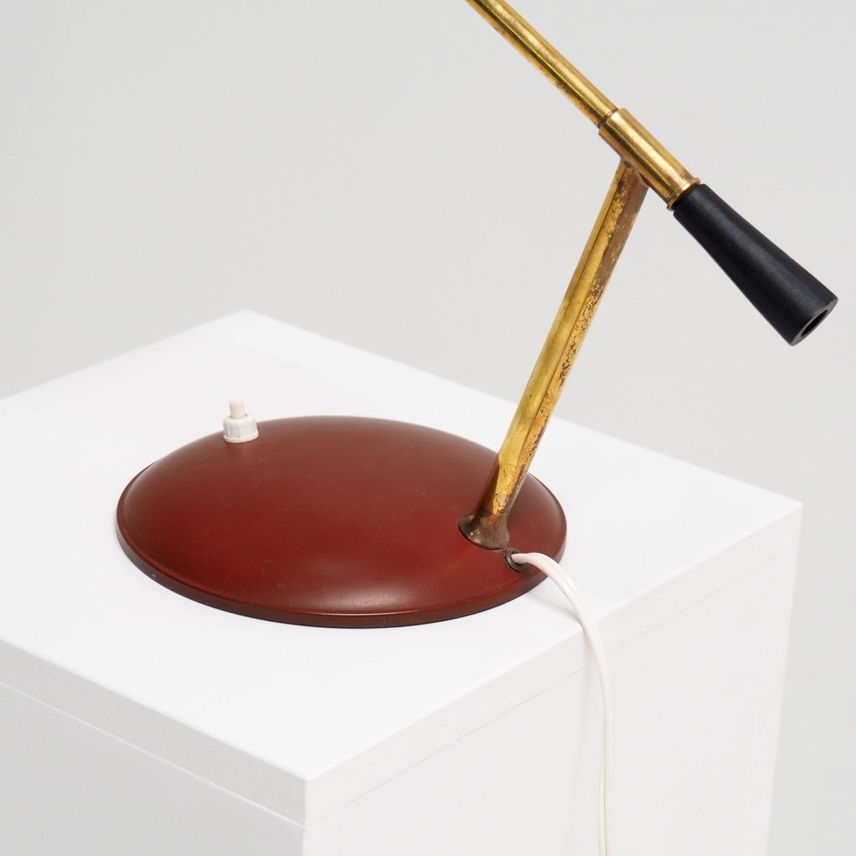 1950er Desk- oder Tischlampe aus burgunderrot lackiertem Metall im Angebot 2