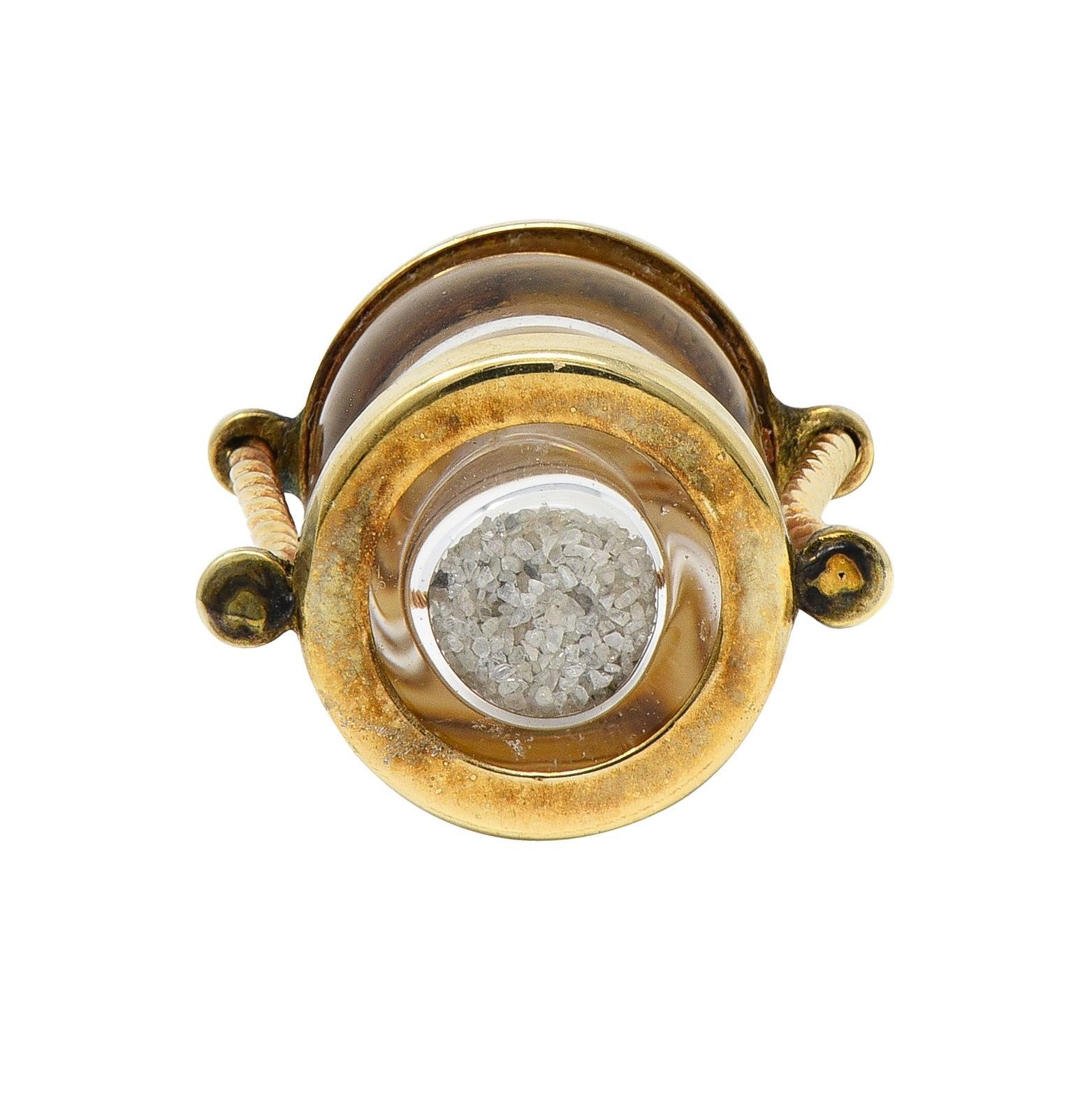 Charm a clessidra d'epoca con diamante del 1950 in oro giallo 10 carati in vendita 2