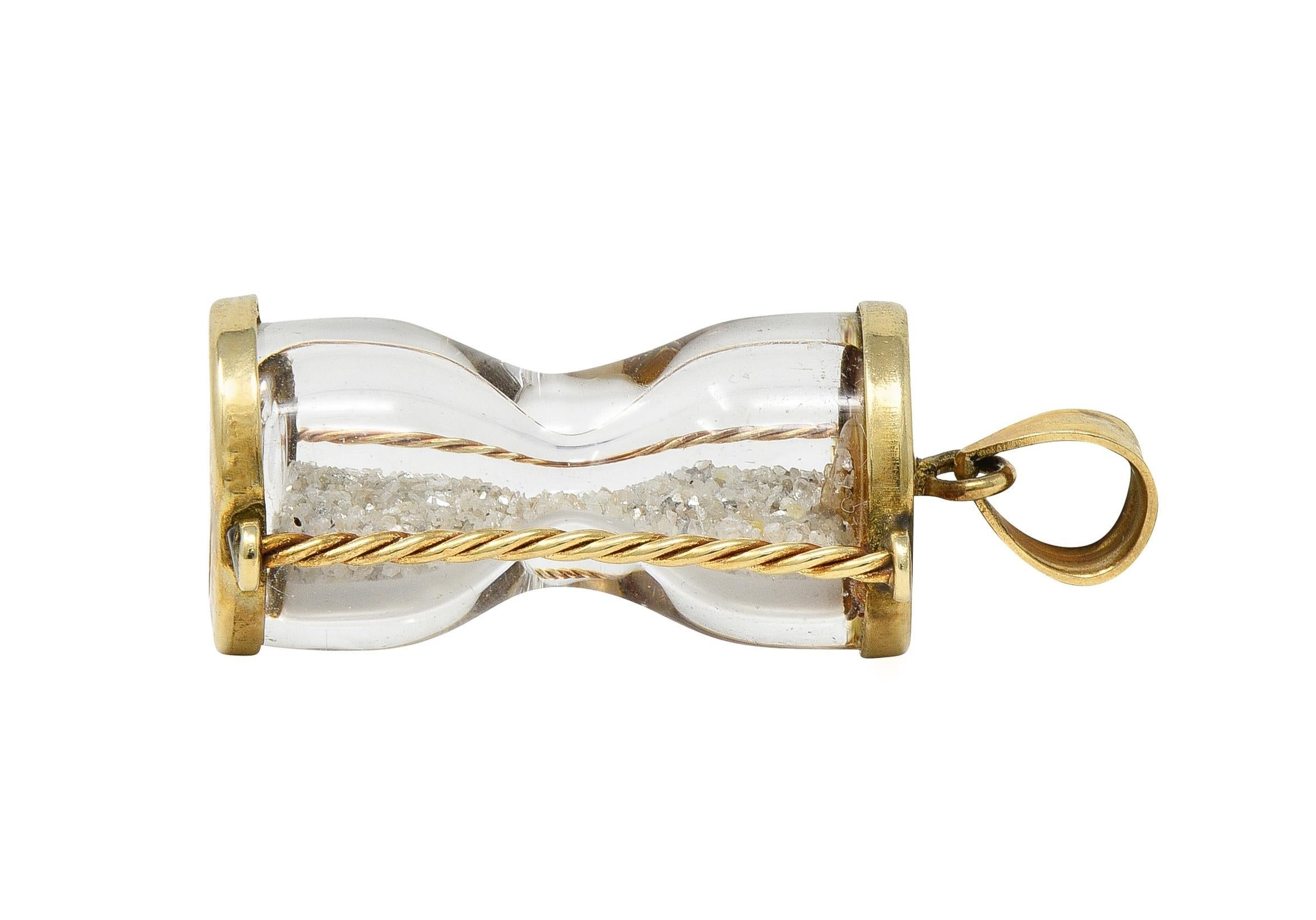 Charm a clessidra d'epoca con diamante del 1950 in oro giallo 10 carati in vendita 3