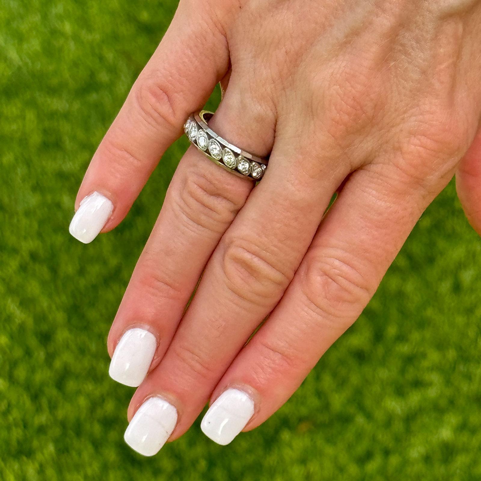 Questa fascia per l'eternità con diamanti vintage in oro bianco 14 carati è un pezzo senza tempo con un'affascinante atmosfera antica. Presenta 18 diamanti rotondi taglio brillante per un totale di 1,00 carati, con colore G-H e purezza VS2, per