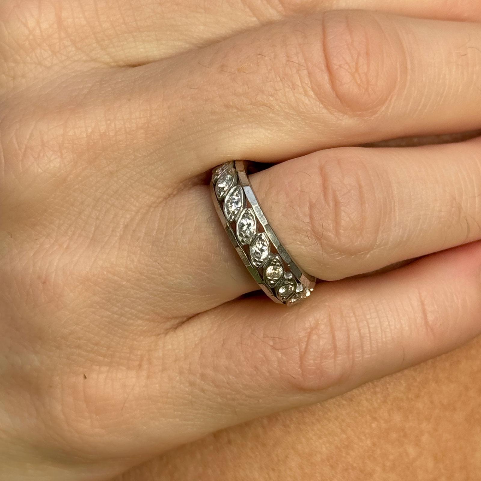 Taglio rotondo Anello vintage con diamante degli anni '50 in oro bianco 14 carati per l'eternità in vendita