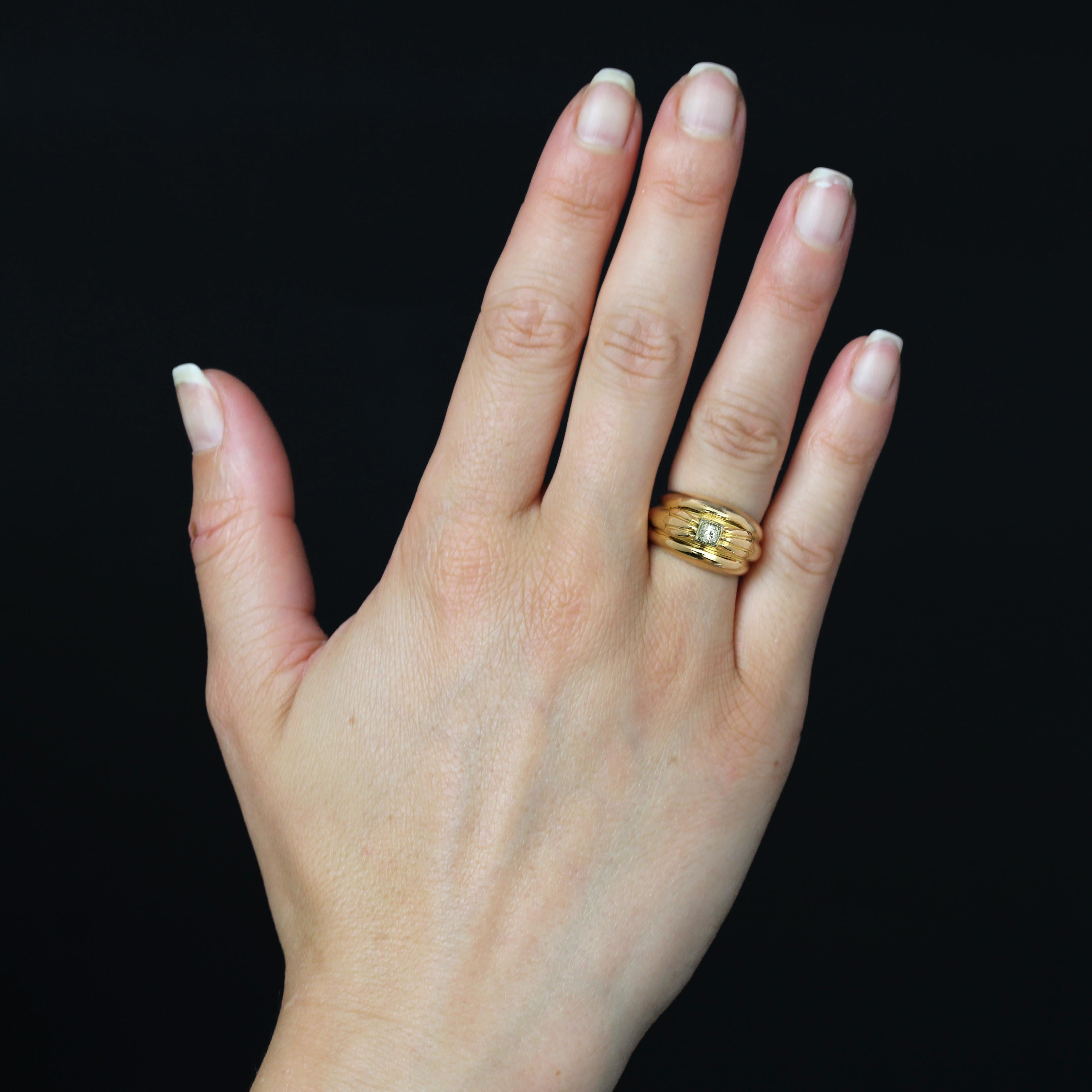 Ring aus 18 Karat Gelbgold.
Großer antiker Ring aus Gelbgold mit 3 goldenen Gadroons in einem gewölbten Tropfen. Auf der Oberseite ist ein appliziertes, knotenförmiges Motiv mit einem zentralen, antikisierenden Brillanten verziert.
Gesamtgewicht des