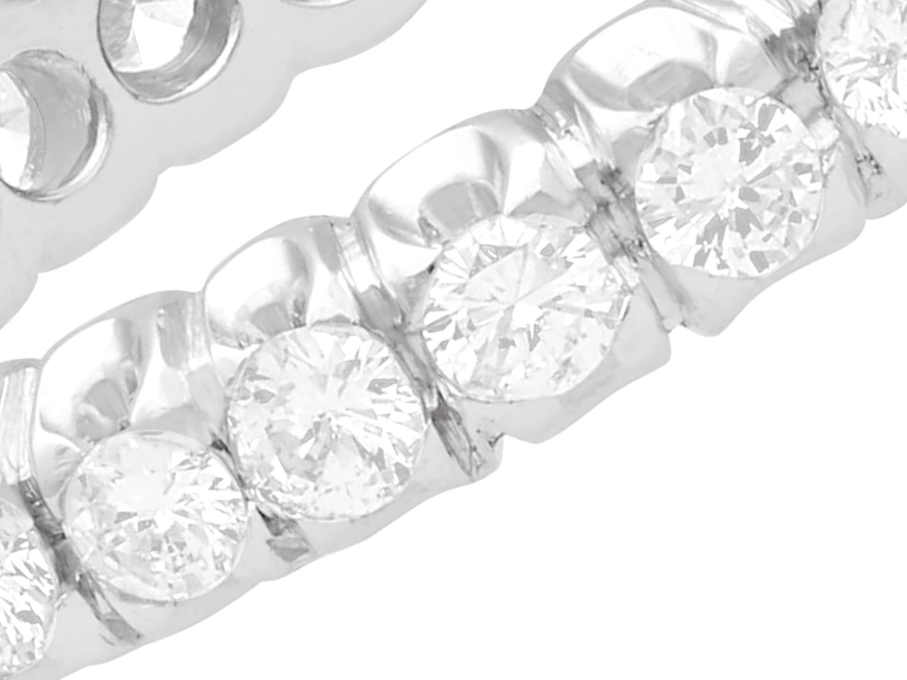 Une belle et impressionnante bague d'éternité en or blanc 18 carats avec un diamant de 0,90 carat. Cette bague fait partie de notre collection de bijoux vintage et de bijoux de succession.

Cette impressionnante bague d'éternité en diamant a été