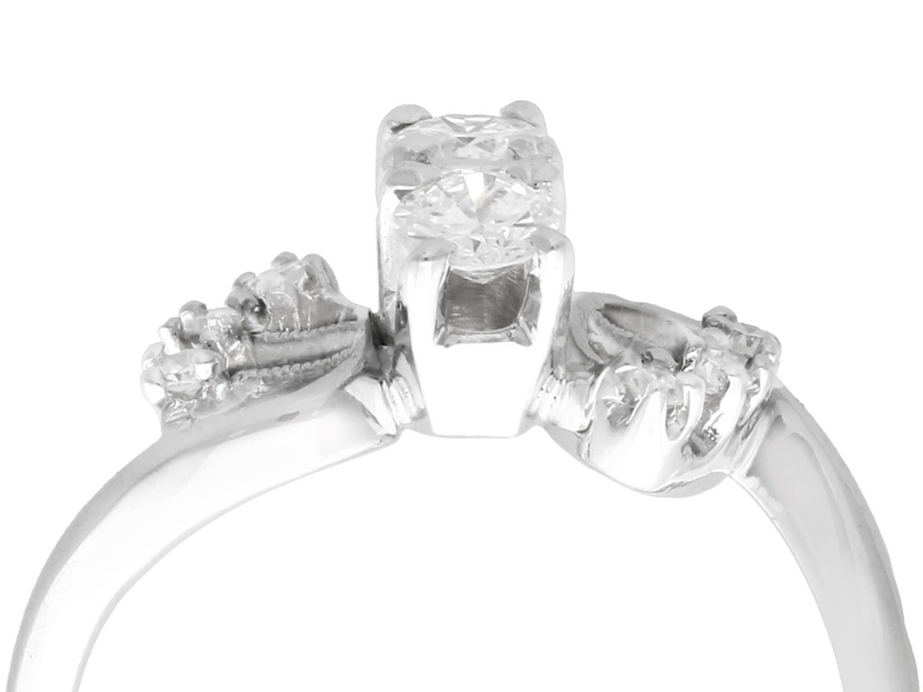 Une impressionnante bague torsadée en or blanc 14 carats et diamant de 0,59 carat, datant des années 1950, qui fait partie de nos diverses collections de bijoux anciens.

Cette belle et impressionnante bague de soirée Art Déco en diamants a été