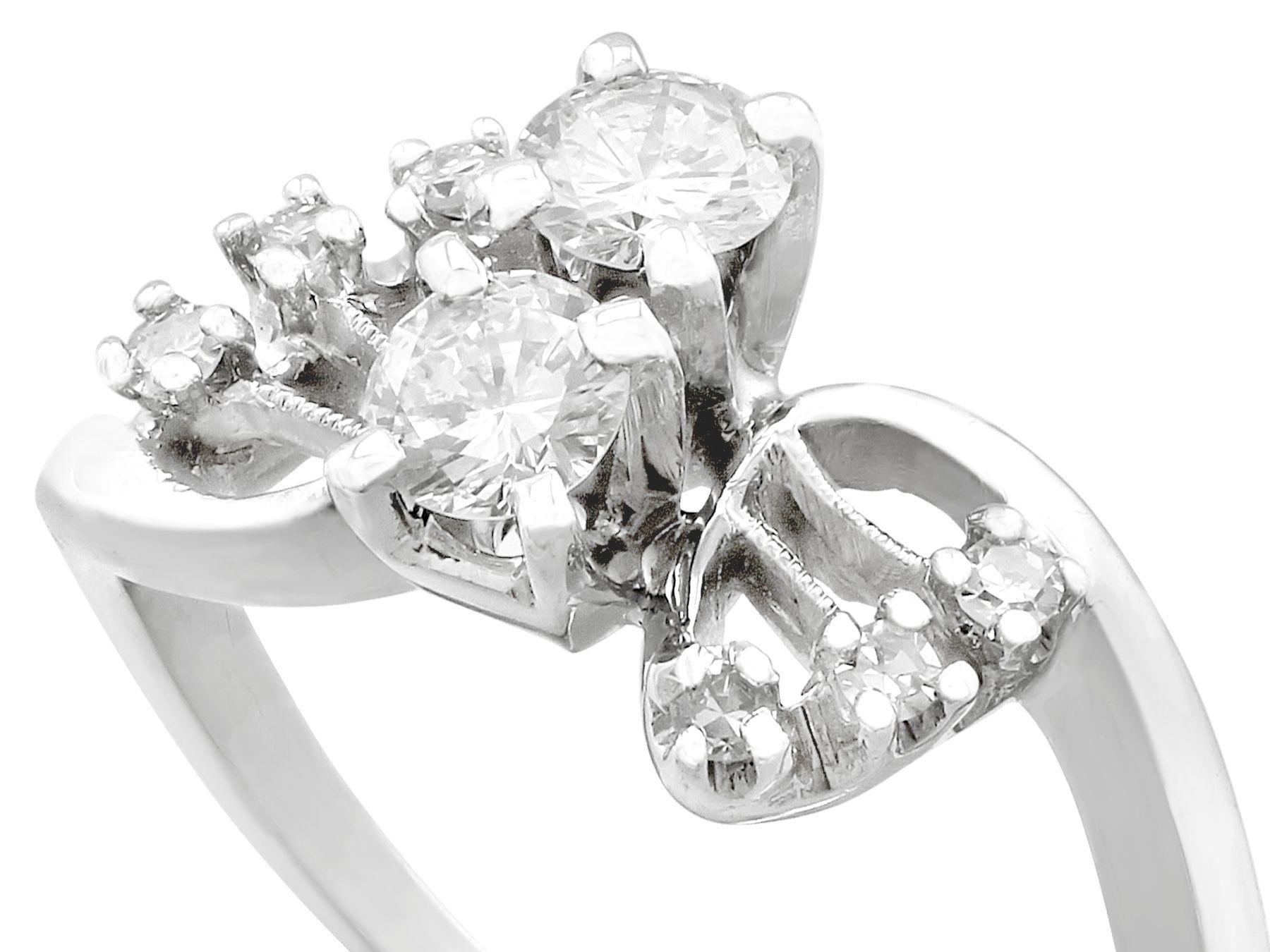 1950er Jahre Diamant und Weißgold Twist Verlobungsring (Rundschliff) im Angebot
