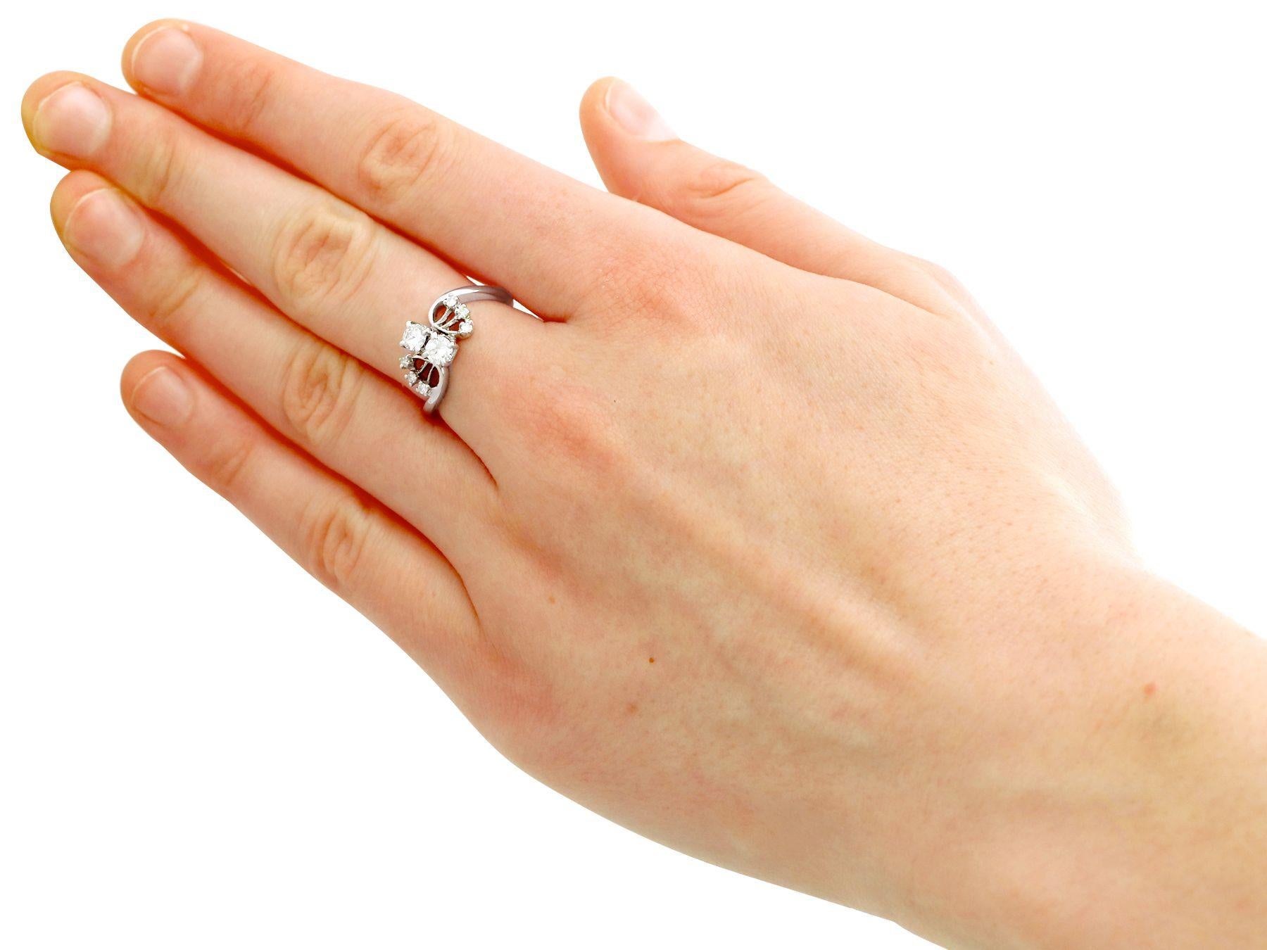 1950er Jahre Diamant und Weißgold Twist Verlobungsring im Angebot 1