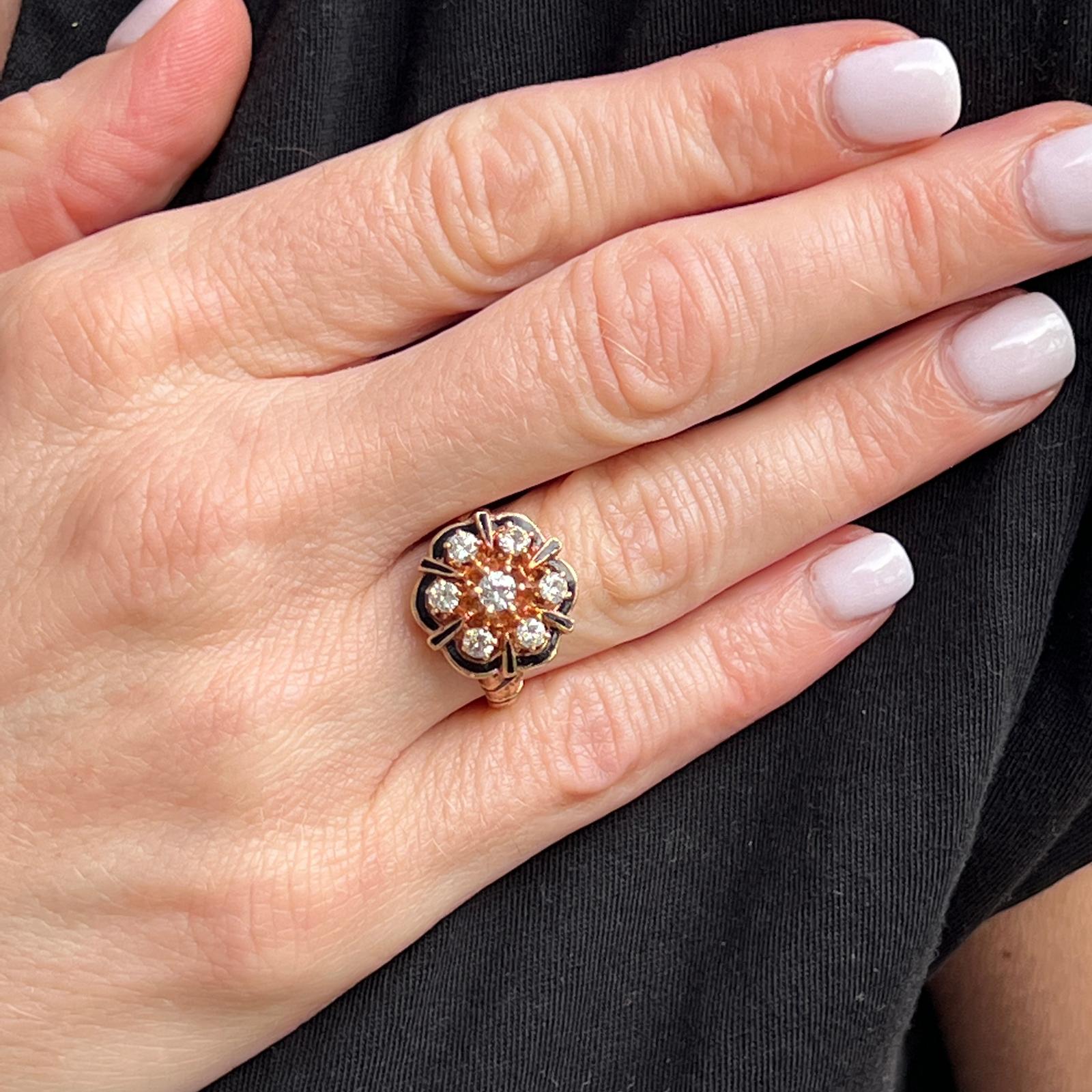 Diamantring aus schwarzer Emaille im Vintage-Stil aus 14 Karat Gelbgold. Der Ring enthält 7 runde Diamanten im Brillantschliff mit einem Gewicht von ca. 0,73 CTW und den Farb- und Reinheitsgraden H-I und SI. Schwarze Emaille umrandet und akzentuiert