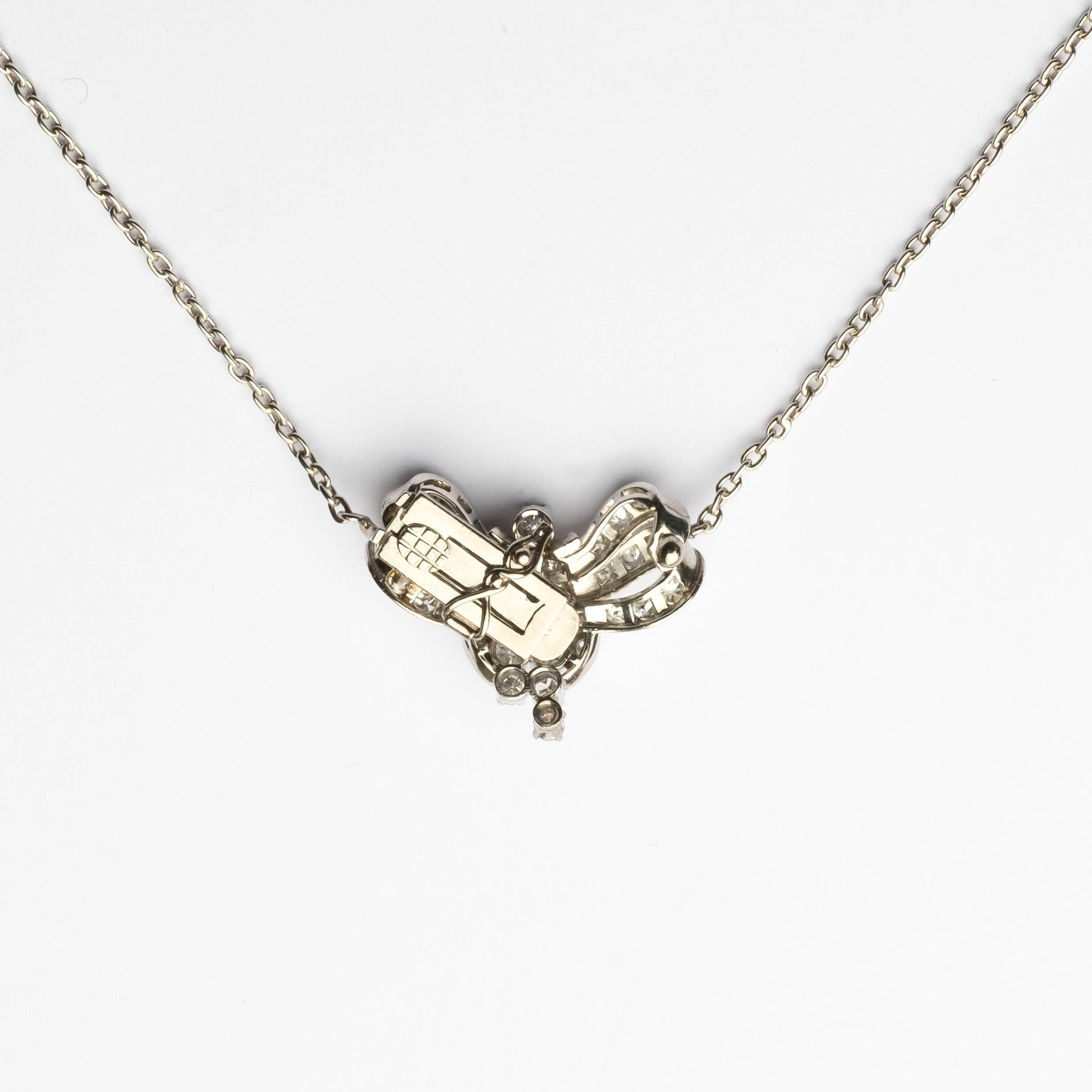 Delicata collana in oro bianco 18 ct con fiocco d'epoca anni '50 e 1,2 ct totali di diamanti taglio rotondo.
In origine il fiocco era probabilmente una chiusura per una collana di perle.

Punti salienti:
- Oro bianco 18ct
- Periodo anni '50 circa
-