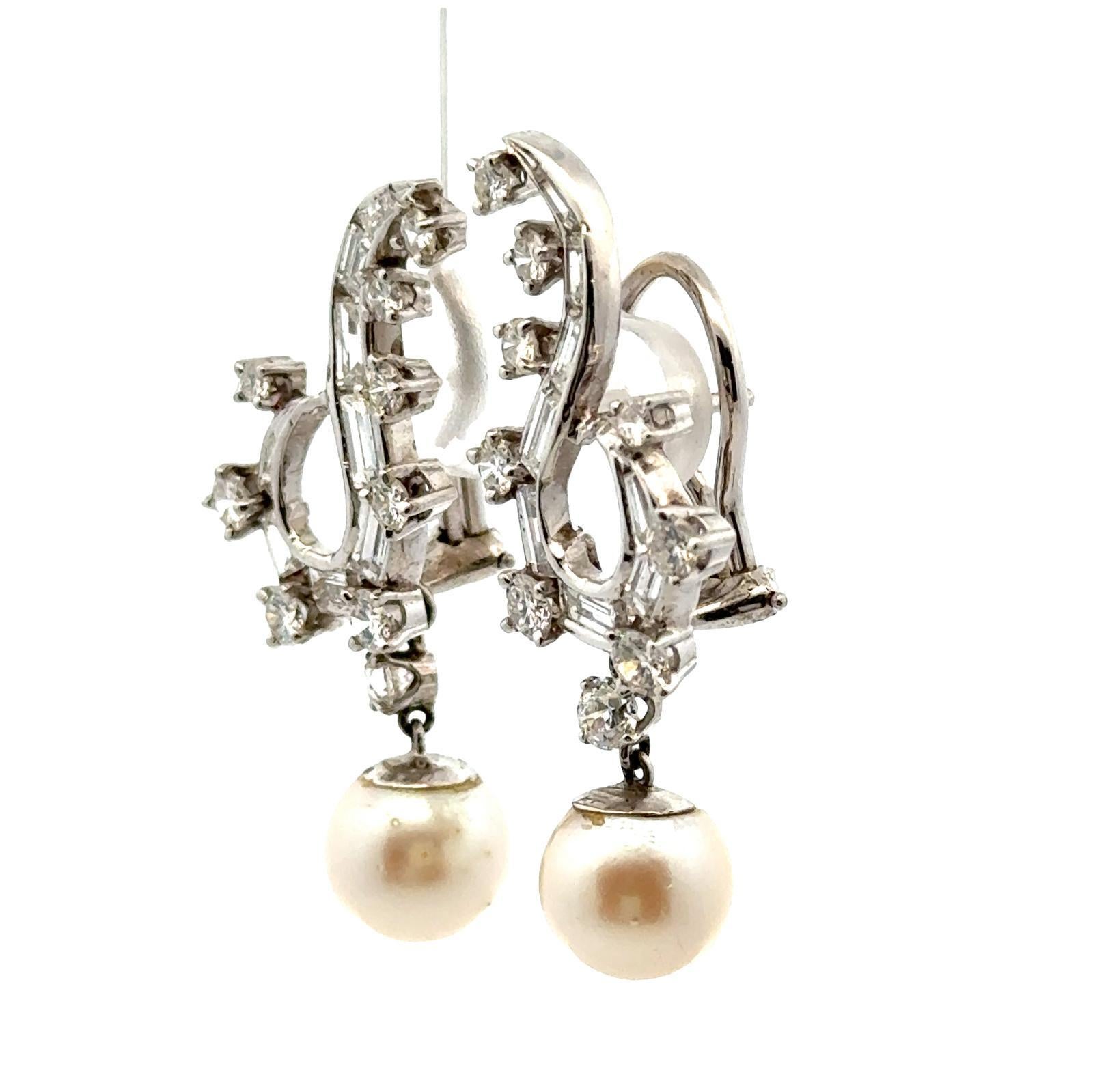 Taille mixte Boucles d'oreilles vintage en platine avec perles et diamants des années 1950 en vente
