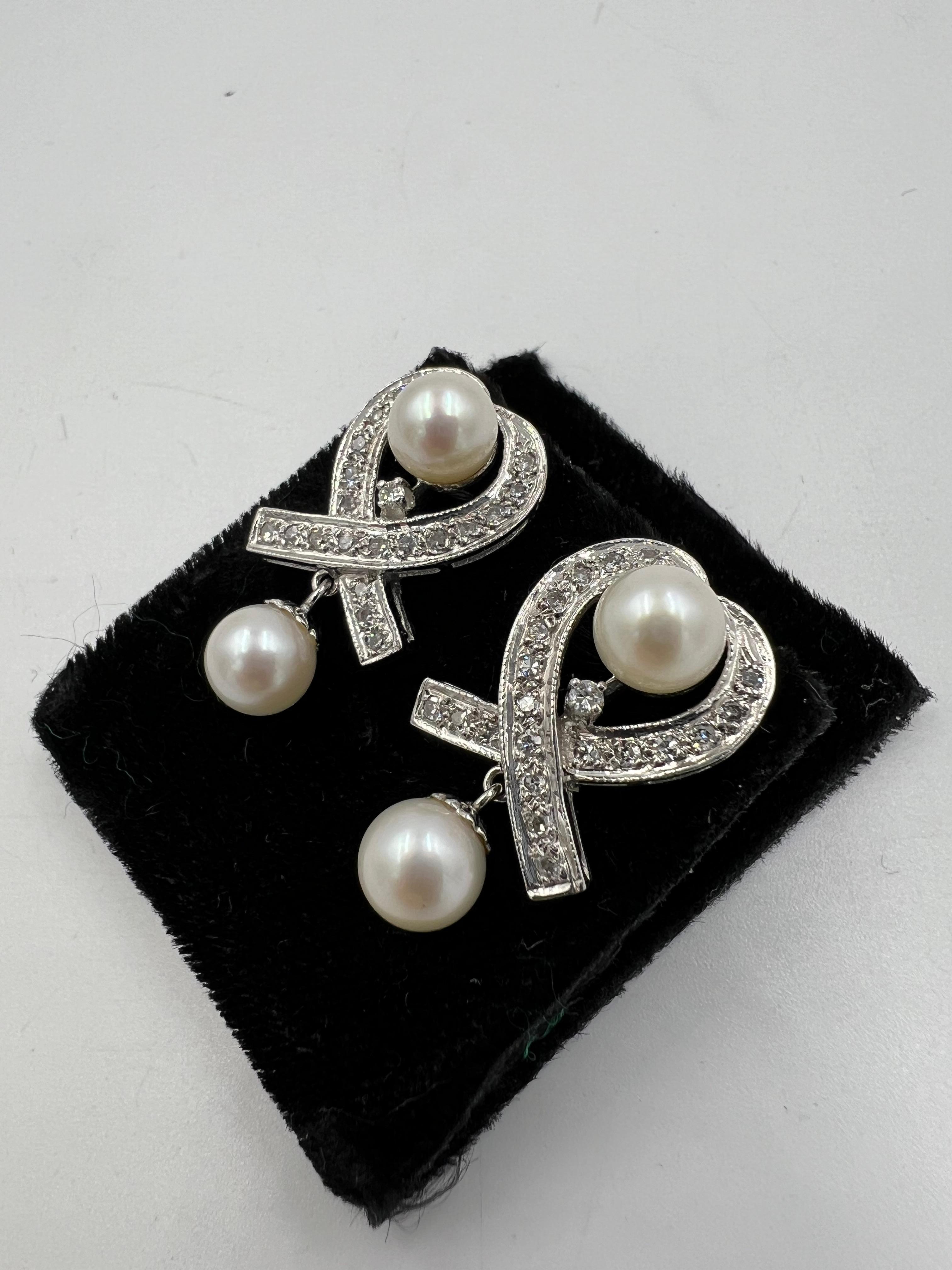 Boucles d'oreilles pendantes diamantées et perles des années 1950 Bon état - En vente à Los Angeles, CA