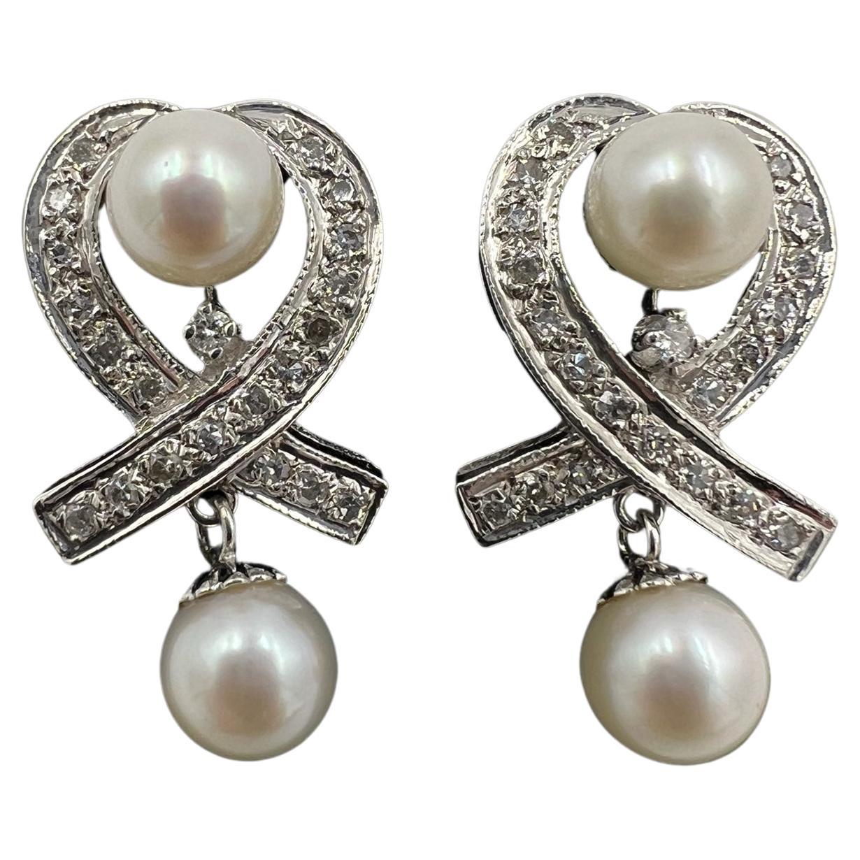 Boucles d'oreilles pendantes diamantées et perles des années 1950 en vente