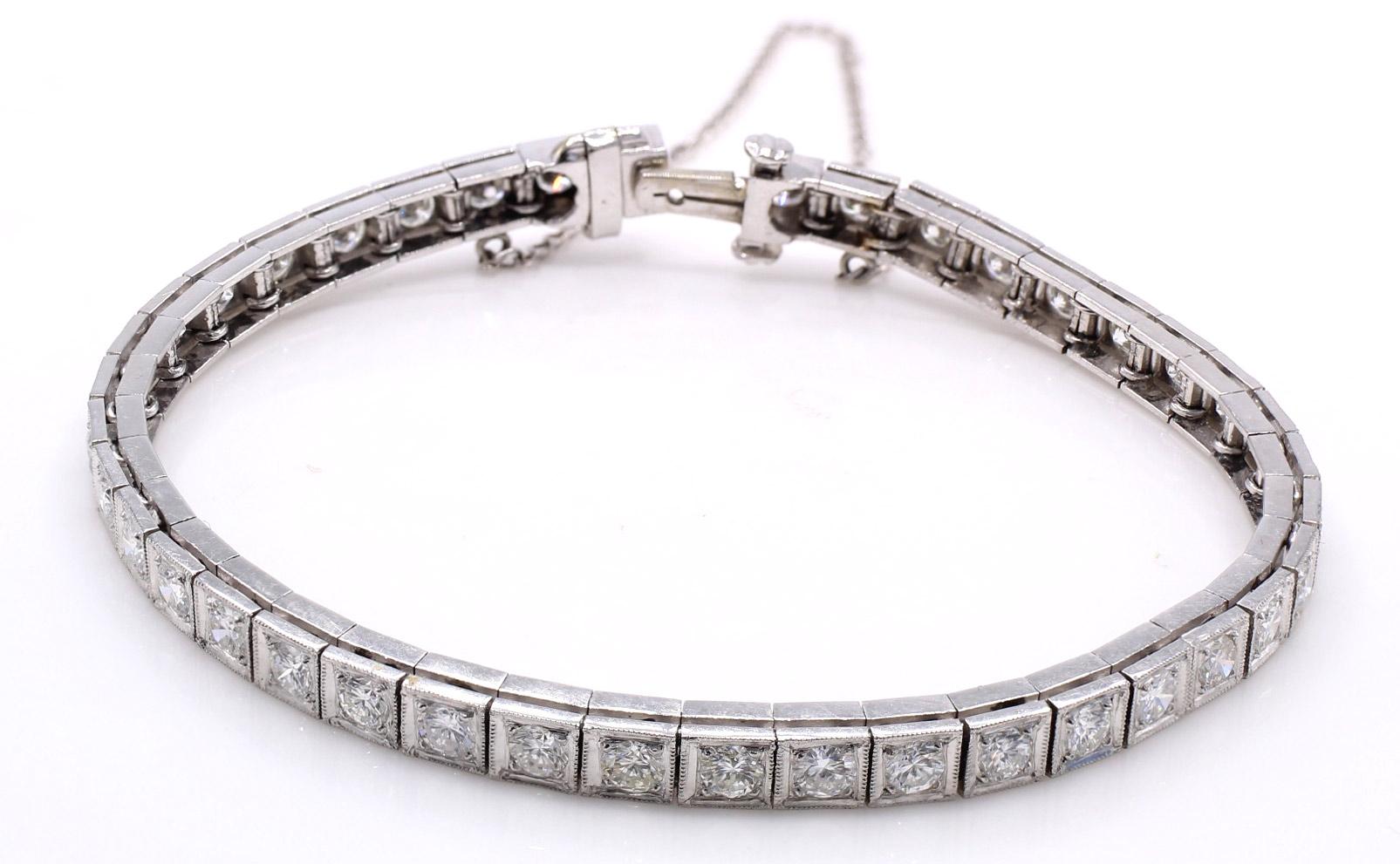 1950s Diamond Platinum Tennis Bracelet In Good Condition For Sale In New York, NY