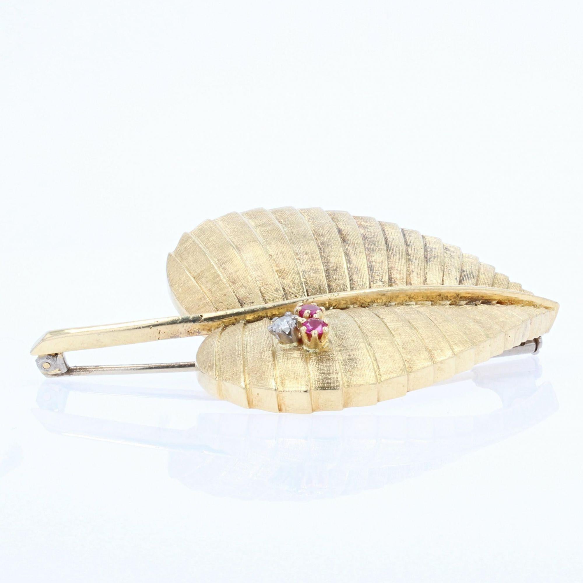 1950s Diamond Ruby 18 Karat Yellow Gold Leaf Brooch In Good Condition For Sale In Poitiers, FR