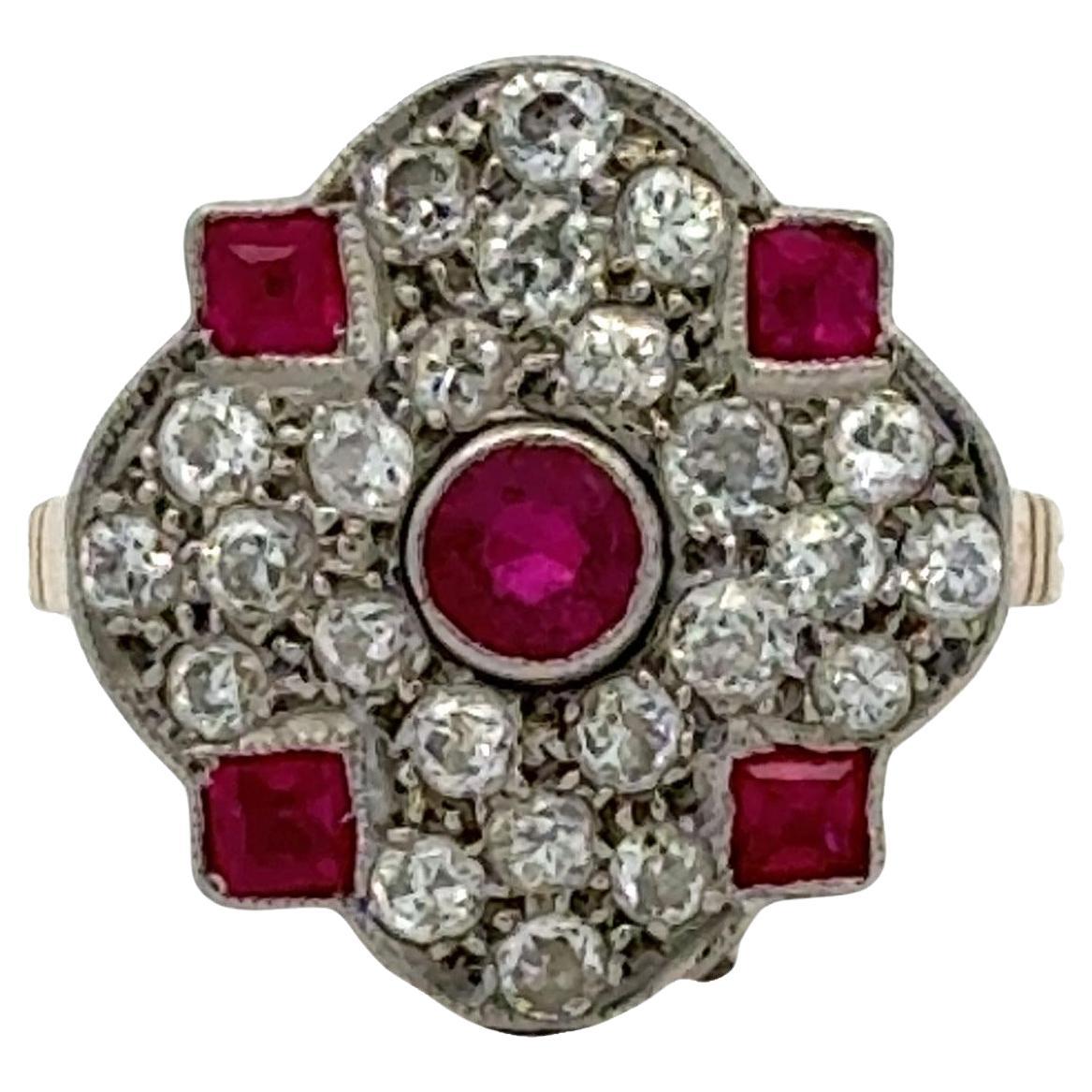 Anillo de cóctel vintage de los años 50 en oro amarillo de 18 quilates con diamantes y rubíes en platino