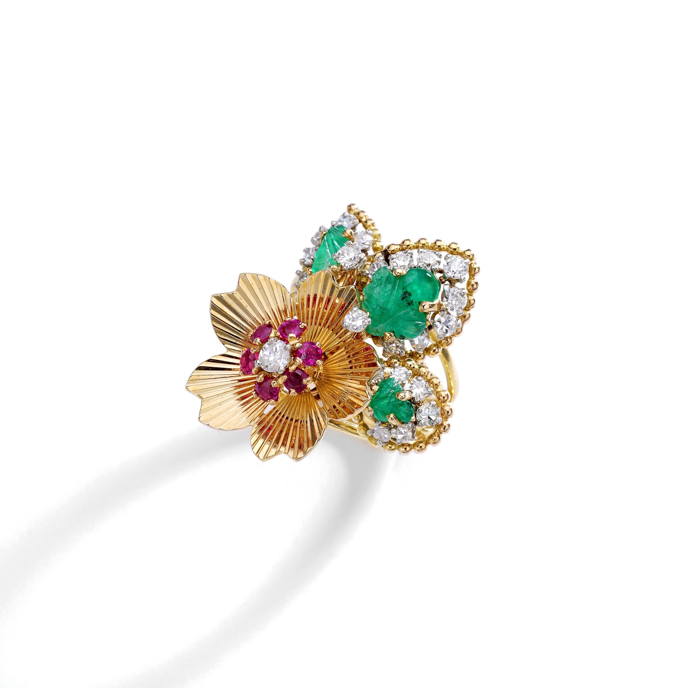 Lovely ring in yellow gold 18k and platinum with Diamond, Ruby and carved Emerald.
Circa 1950.

Ring size: 5 1/2.

Length on the finger top part: 0.99 inch (2.50 centimeters) approximately.

