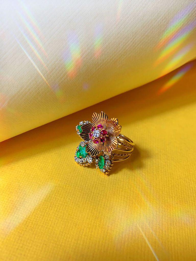 1950er Jahre Diamant-Rubin-Smaragd-Smaragd-Gold-Blumenring im Angebot 1