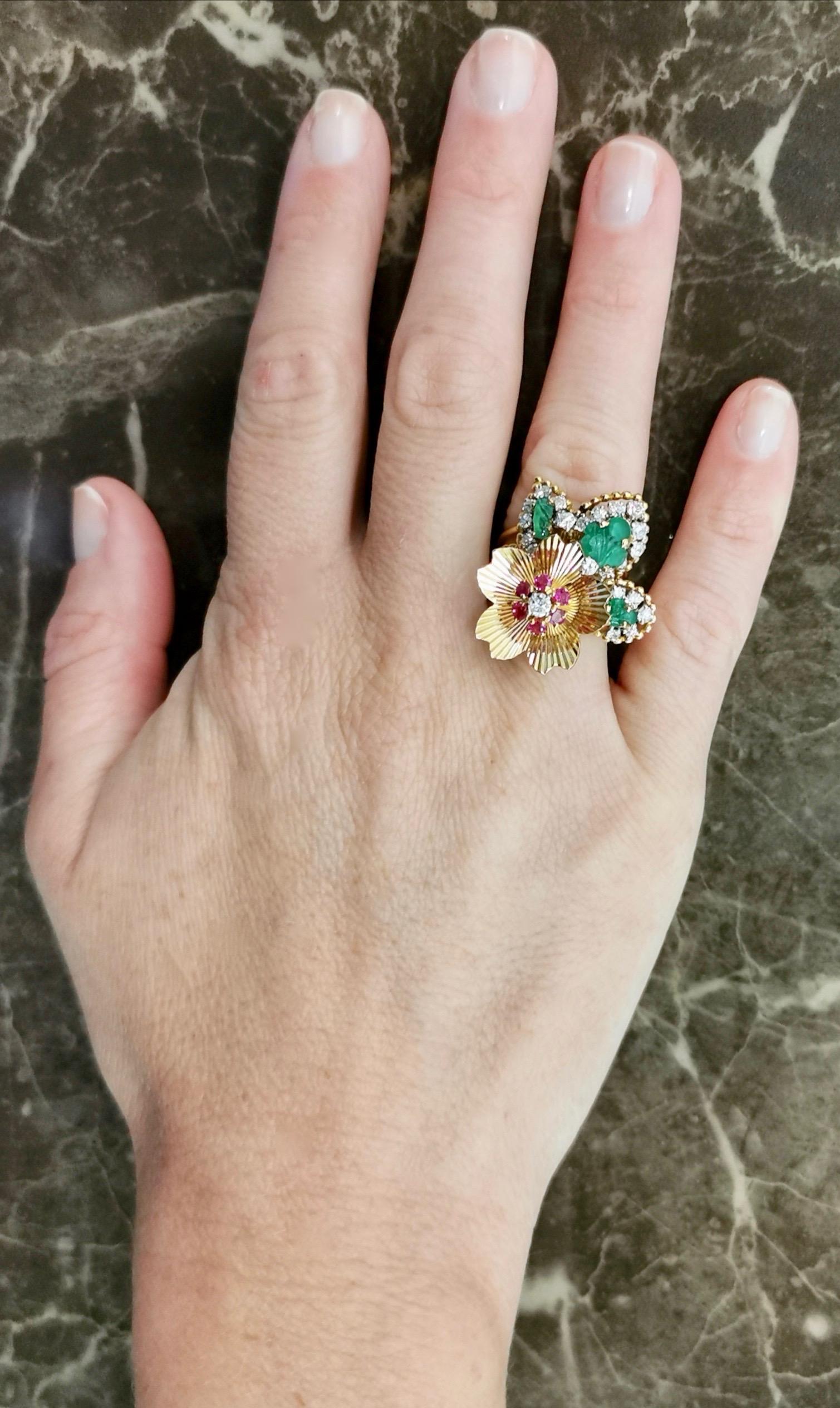 Taille ronde 1950s Diamond Ruby Emerald Gold Flower Ring (Bague fleur en or avec diamant et rubis) en vente