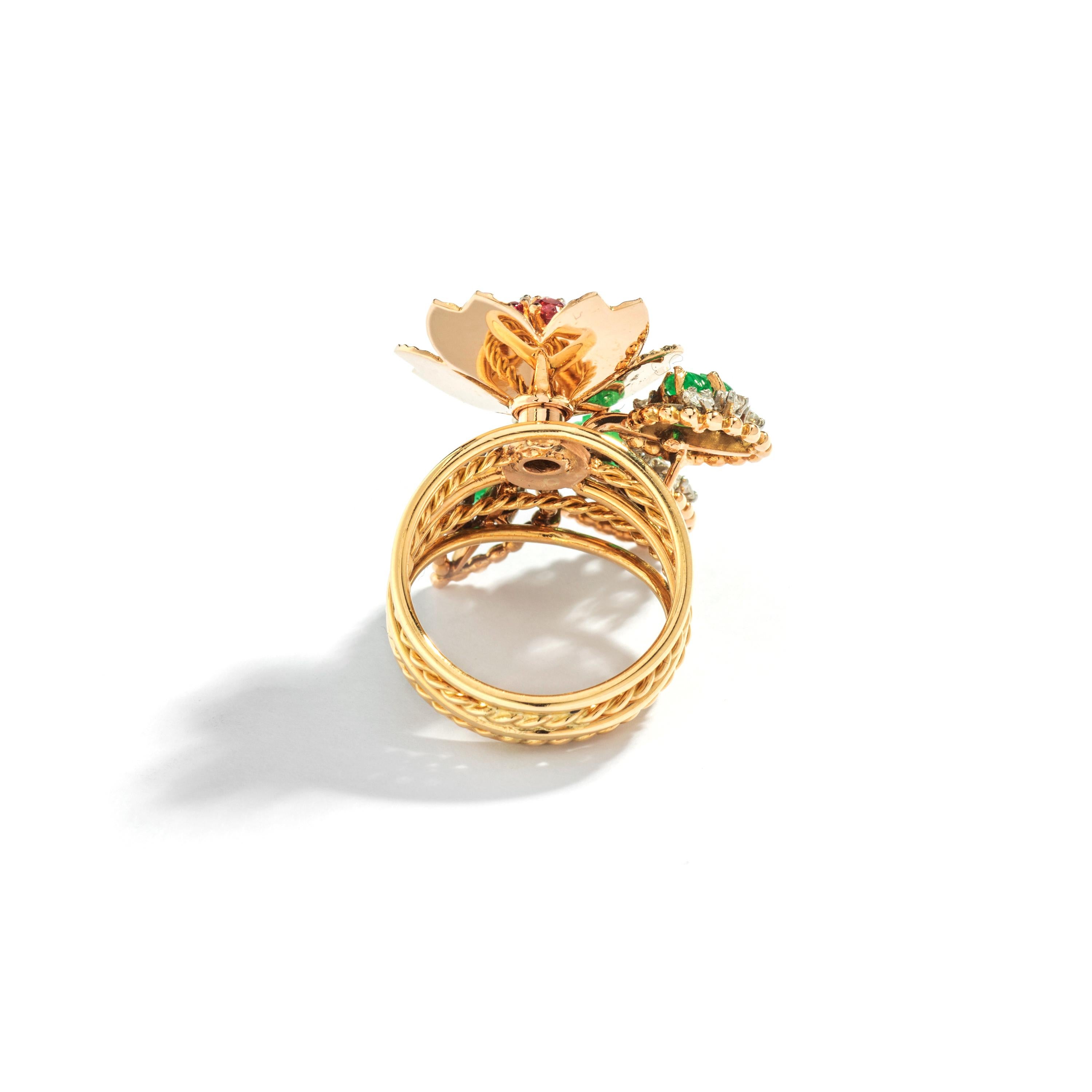 1950s Diamond Ruby Emerald Gold Flower Ring (Bague fleur en or avec diamant et rubis) Excellent état - En vente à Geneva, CH
