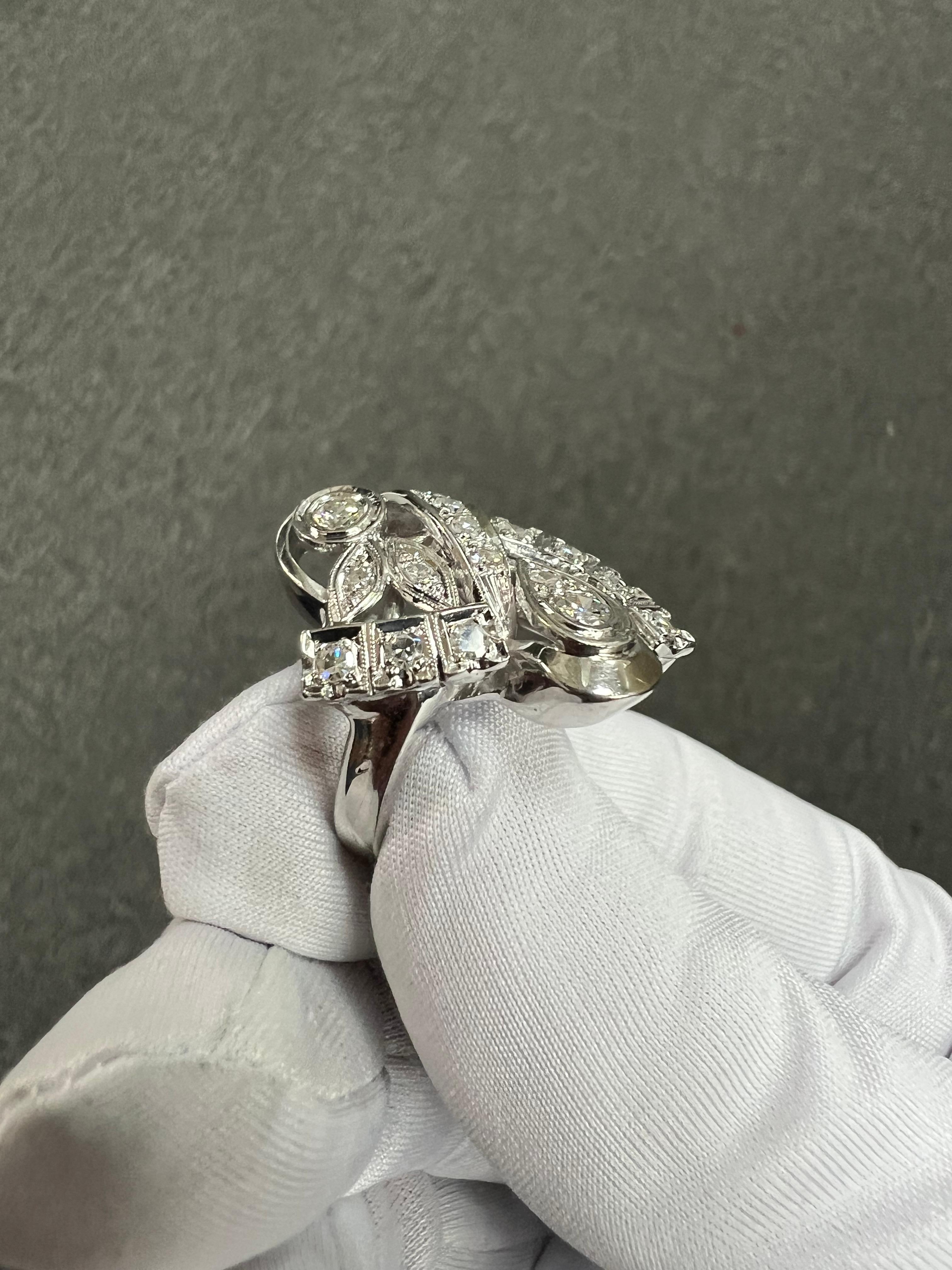 Bague de cocktail en or blanc et diamants des années 1950 en vente 4
