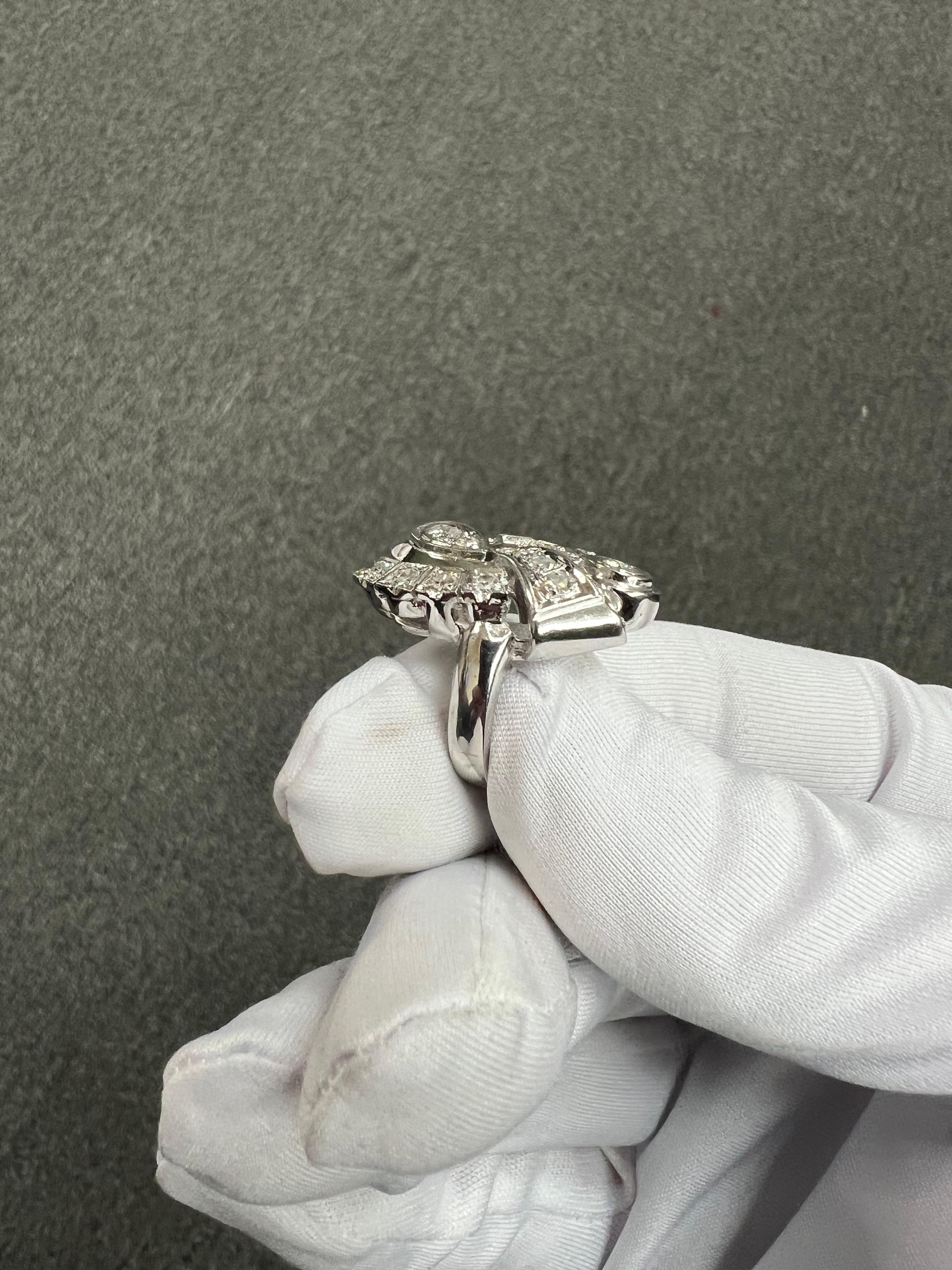 Bague de cocktail en or blanc et diamants des années 1950 en vente 6