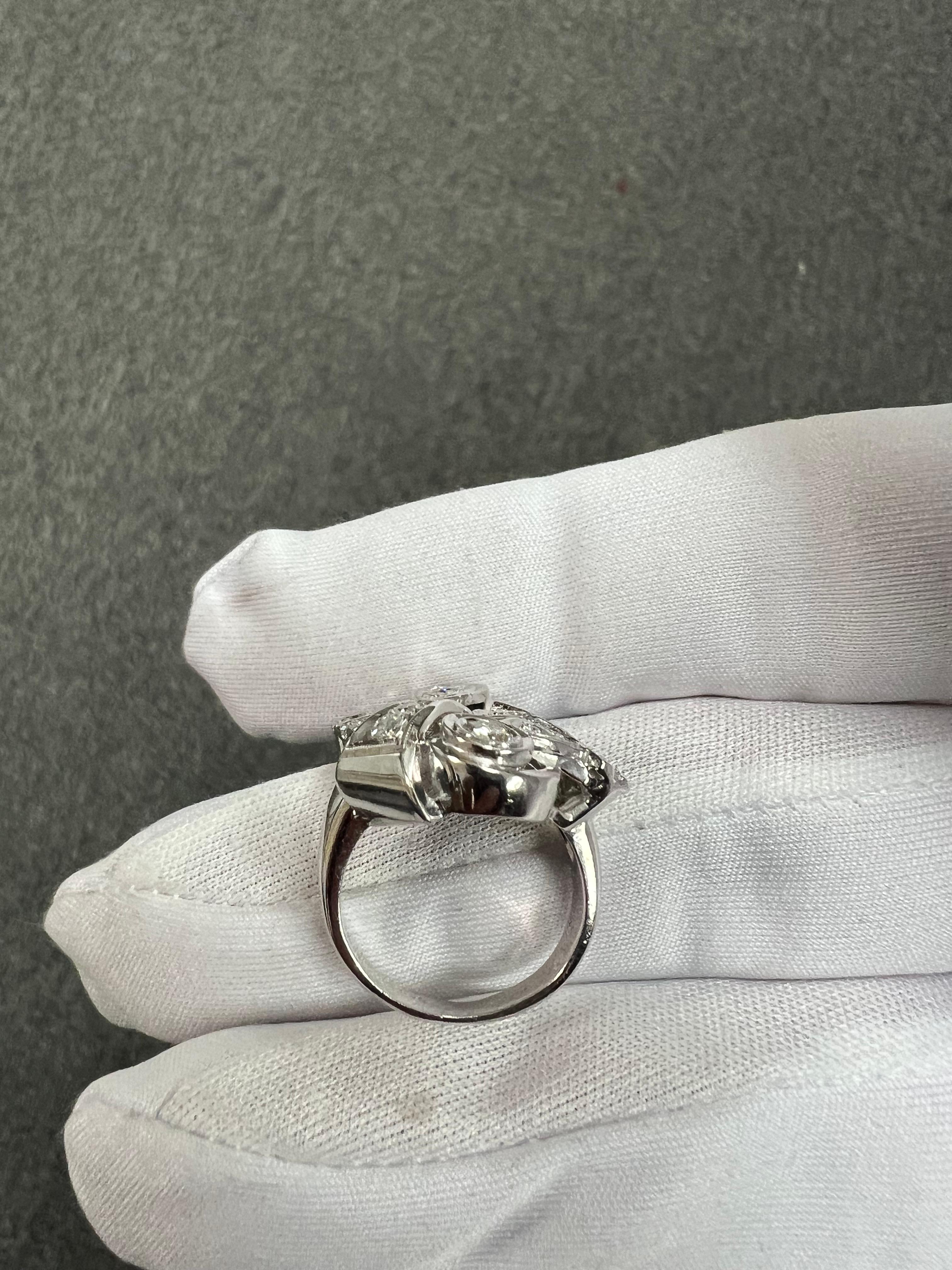 Bague de cocktail en or blanc et diamants des années 1950 en vente 7