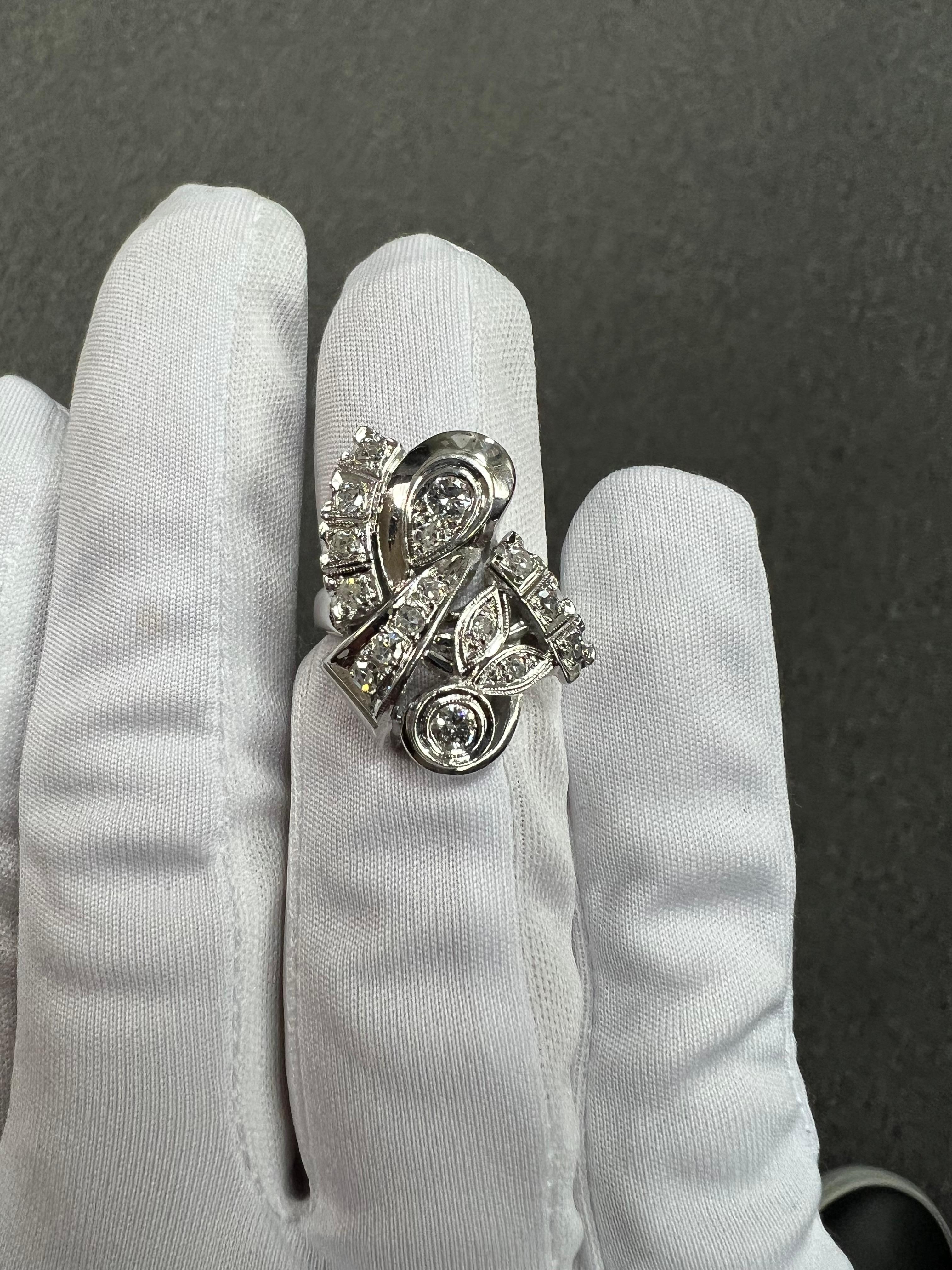 Bague de cocktail en or blanc et diamants des années 1950.

La bague de cocktail en or blanc 14k avec diamants a été fabriquée dans les années 1950. Serti de 16 diamants ronds, brillants et taille unique.  Il a l'allure d'une sophistication savante