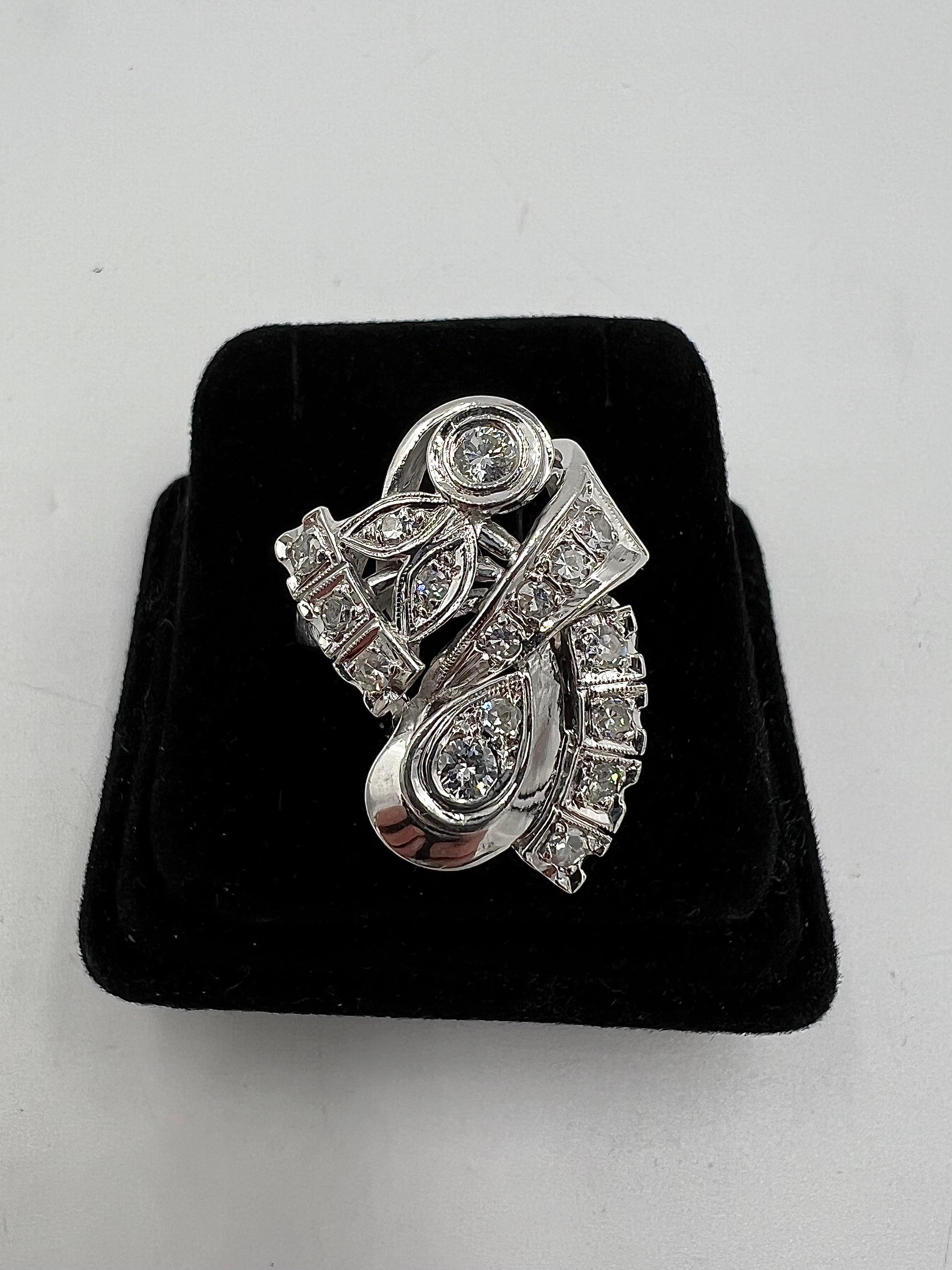 Moderne Bague de cocktail en or blanc et diamants des années 1950 en vente