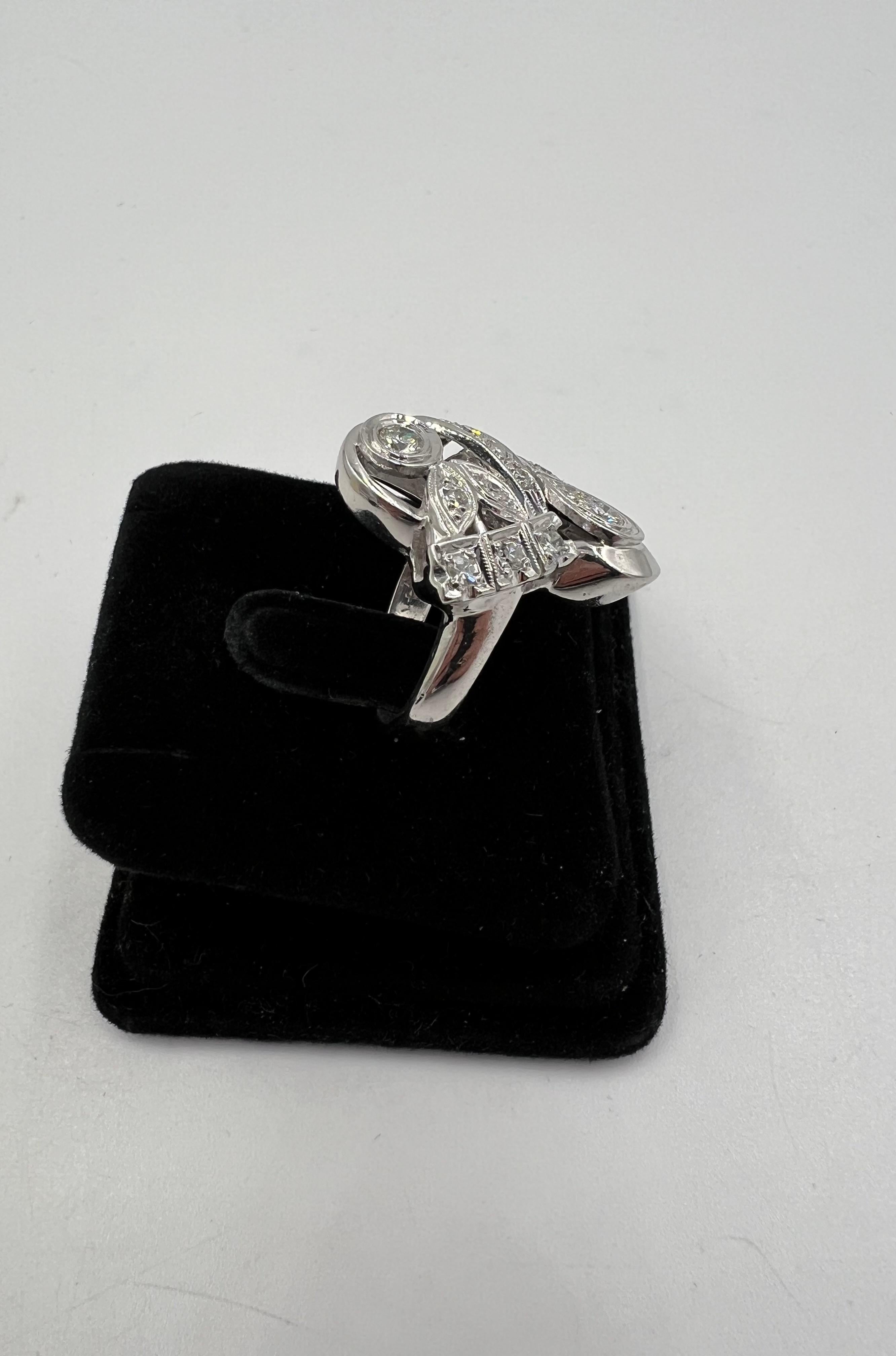 Taille ronde Bague de cocktail en or blanc et diamants des années 1950 en vente