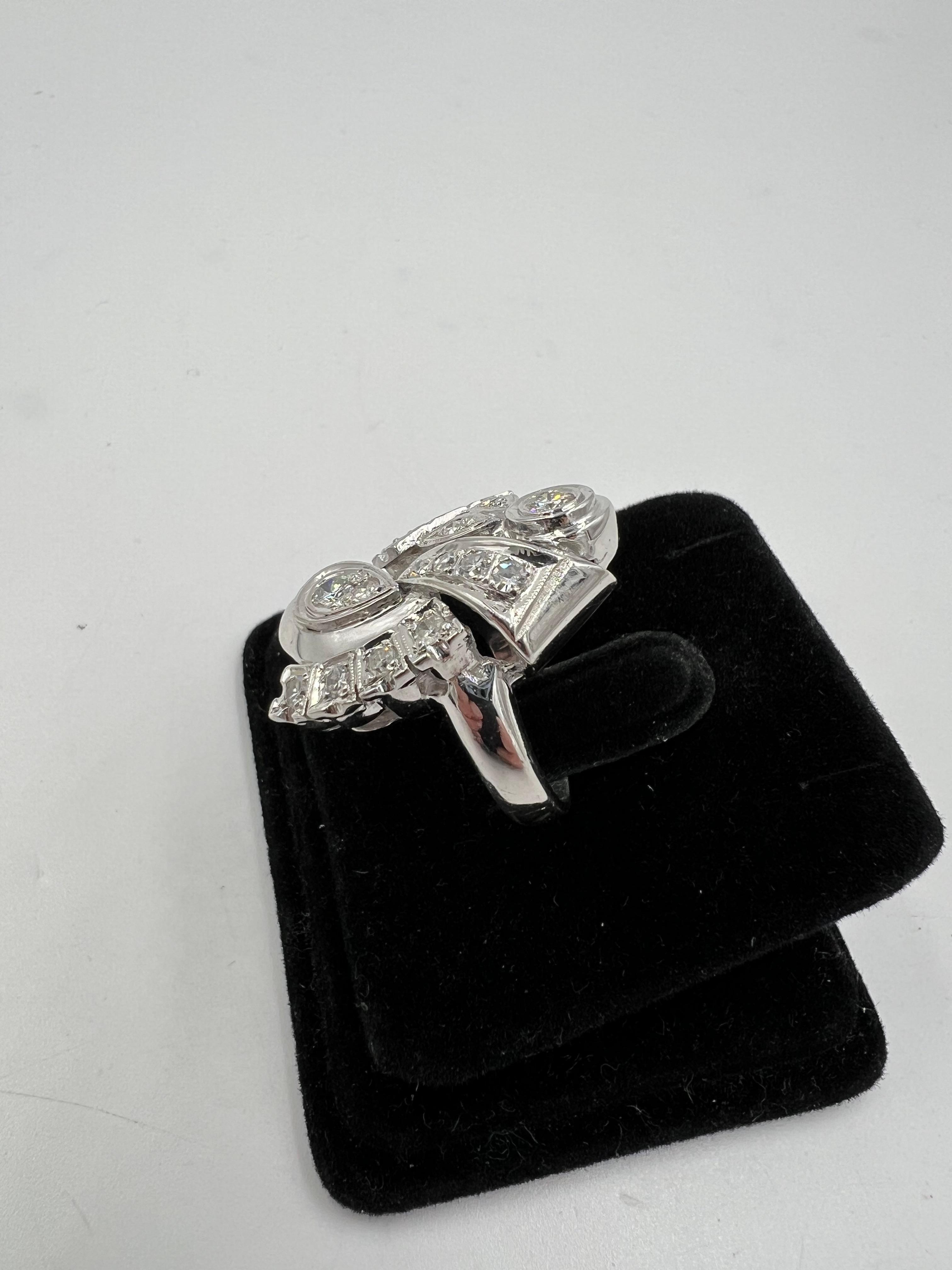 Bague de cocktail en or blanc et diamants des années 1950 Bon état - En vente à Los Angeles, CA