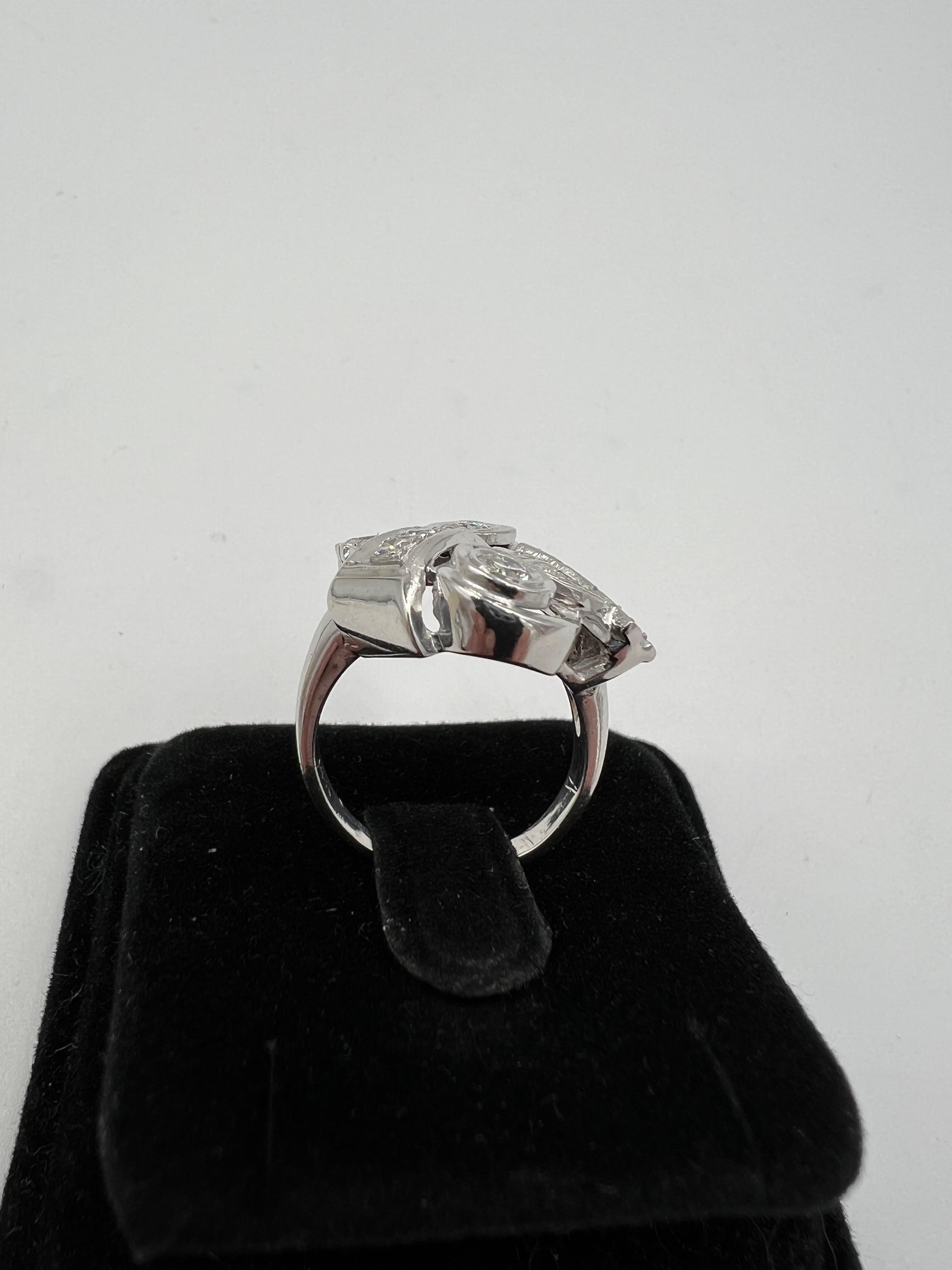 Bague de cocktail en or blanc et diamants des années 1950 Unisexe en vente
