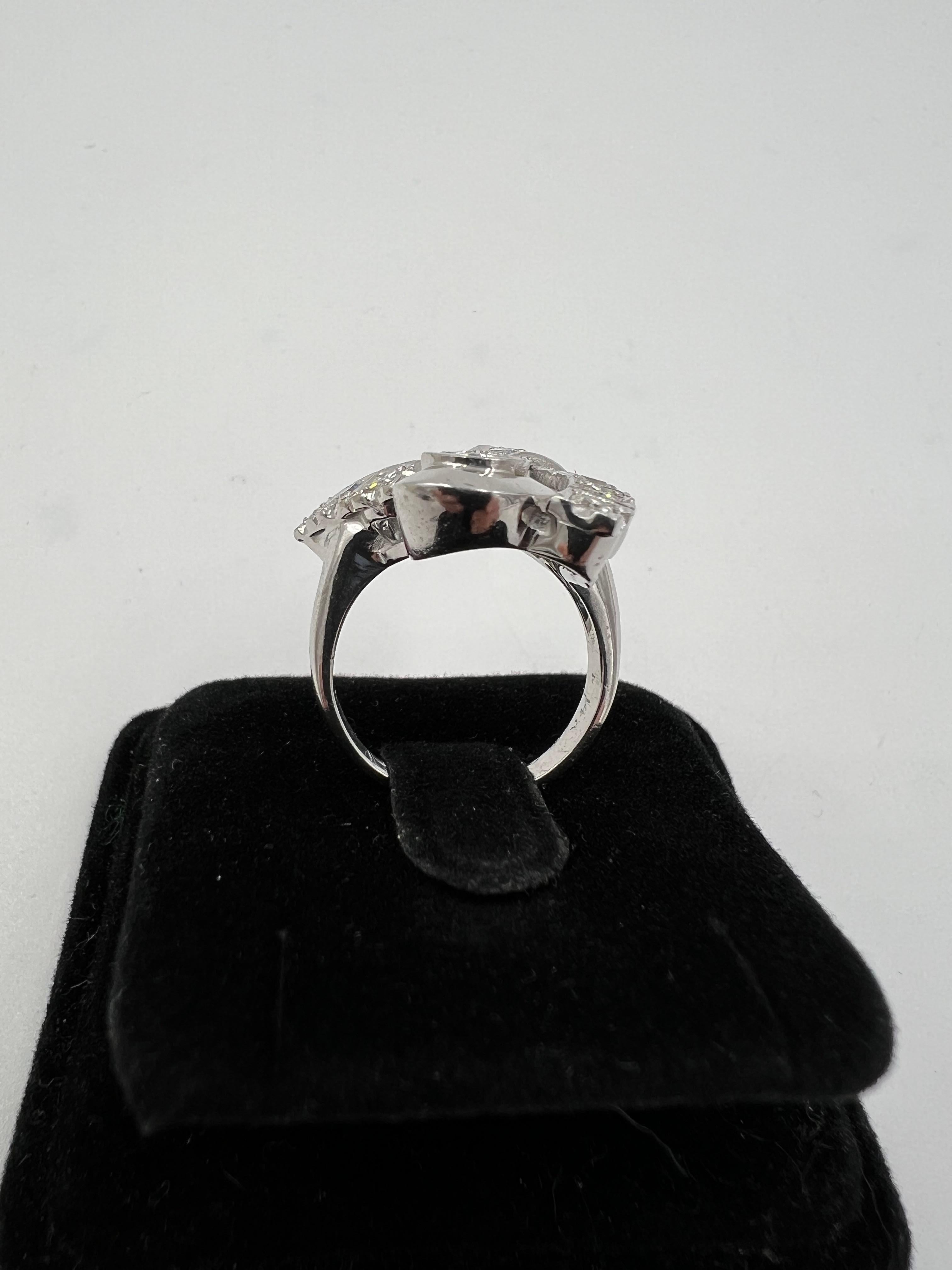 Bague de cocktail en or blanc et diamants des années 1950 en vente 1
