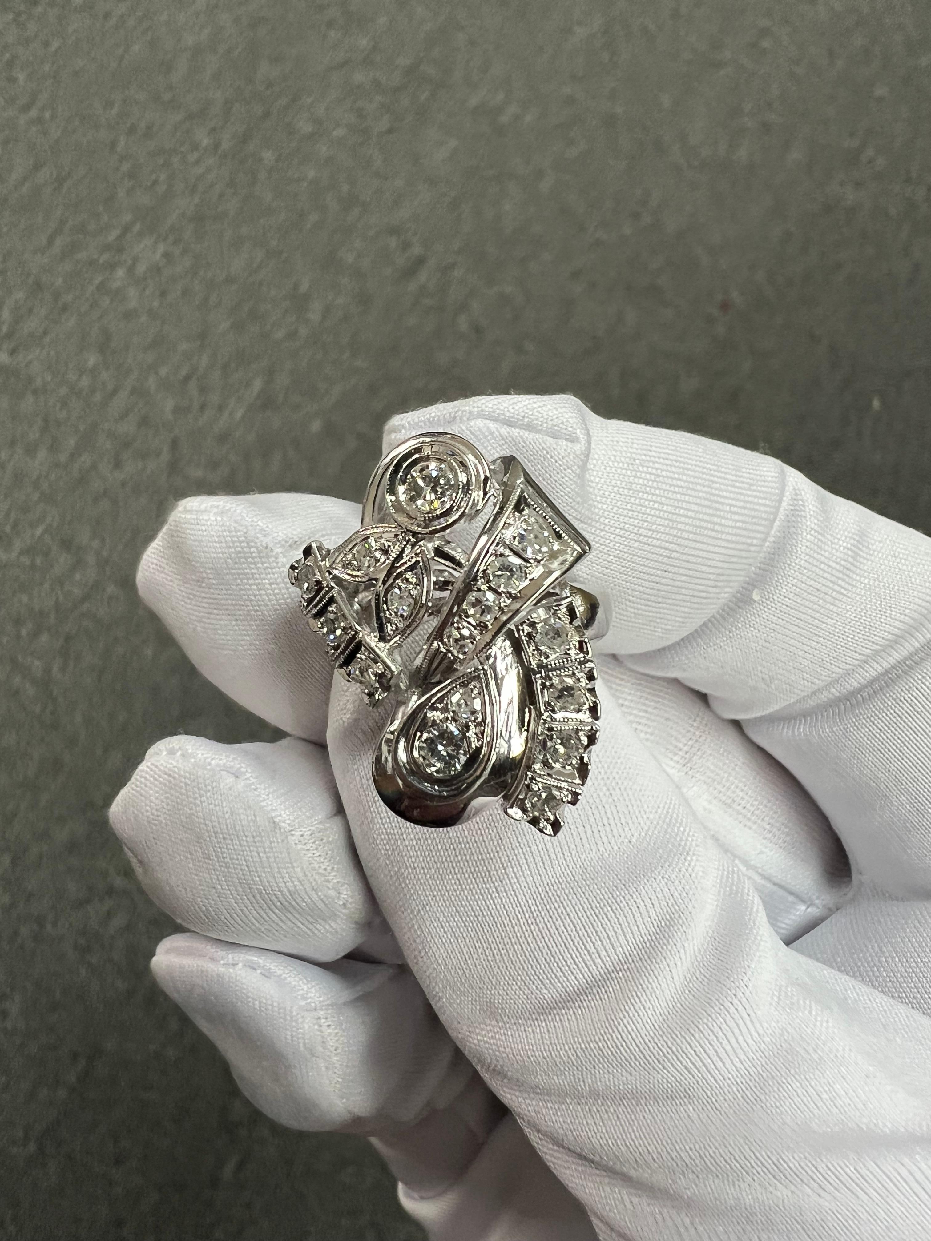Bague de cocktail en or blanc et diamants des années 1950 en vente 3