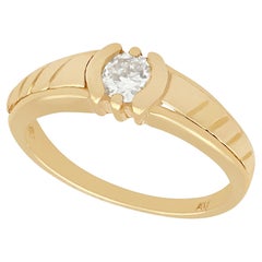 Bague de fiançailles solitaire en or jaune avec diamant des années 1950