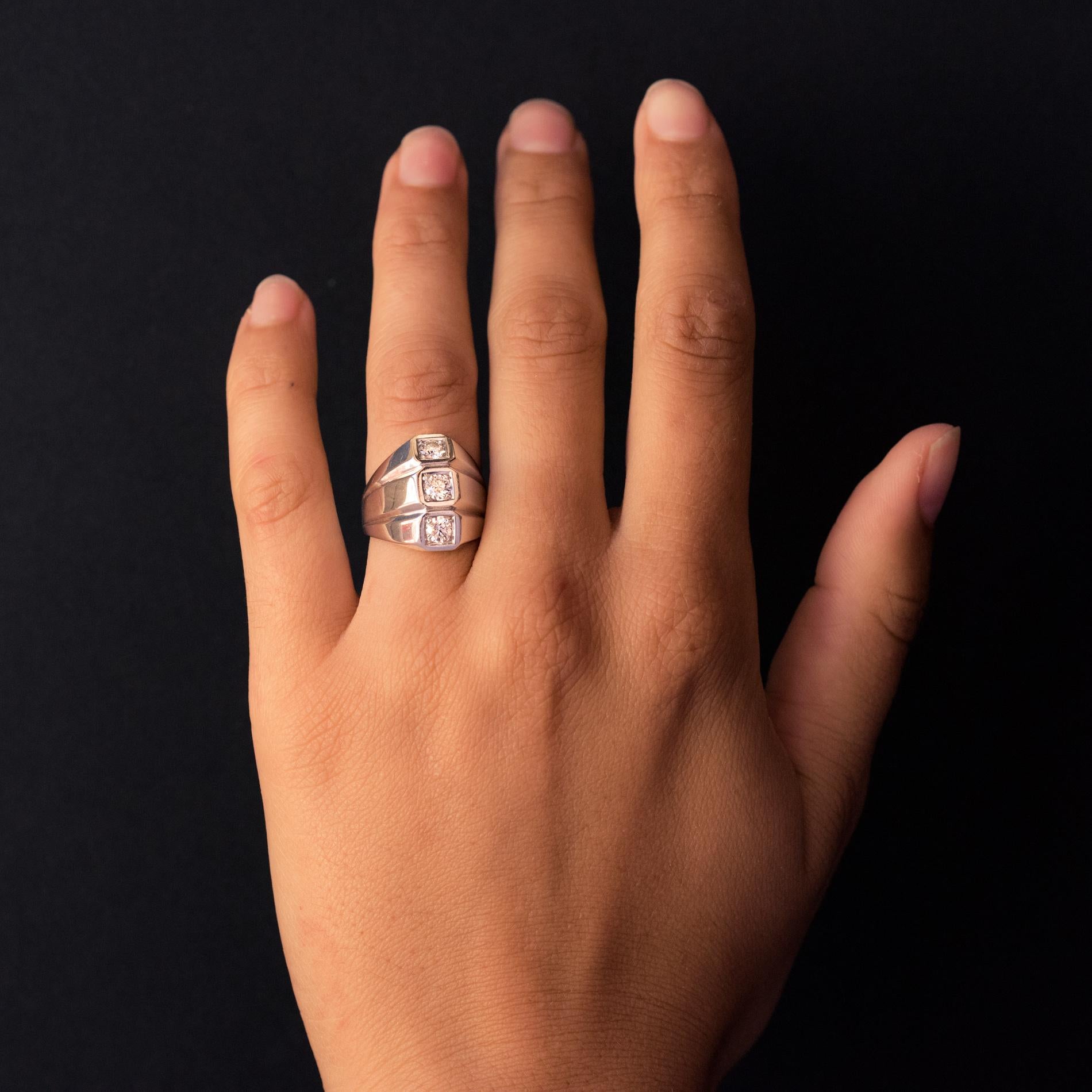 Ring aus 18 Karat Weißgold, Eulenpunze.
Der von den Modellen von Jean Desprès inspirierte Ring besteht aus drei flachen, miteinander verbundenen Ringen, die jeweils mit einem modernen Brillanten besetzt sind. Auf der Rückseite befinden sich