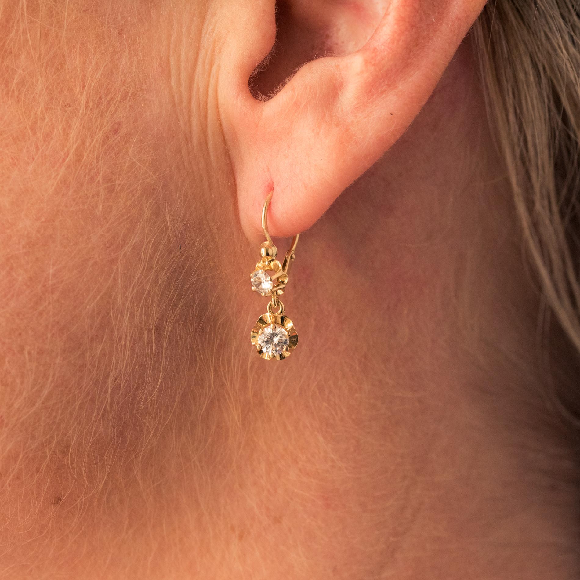 Earrings in 18 karat yellow gold.
Magnificent antique earrings, they are set with claws of a modern brilliant-cut diamond which holds in the pendulum a modern brilliant-cut diamond of larger size, also set with claws. The clasp is from the