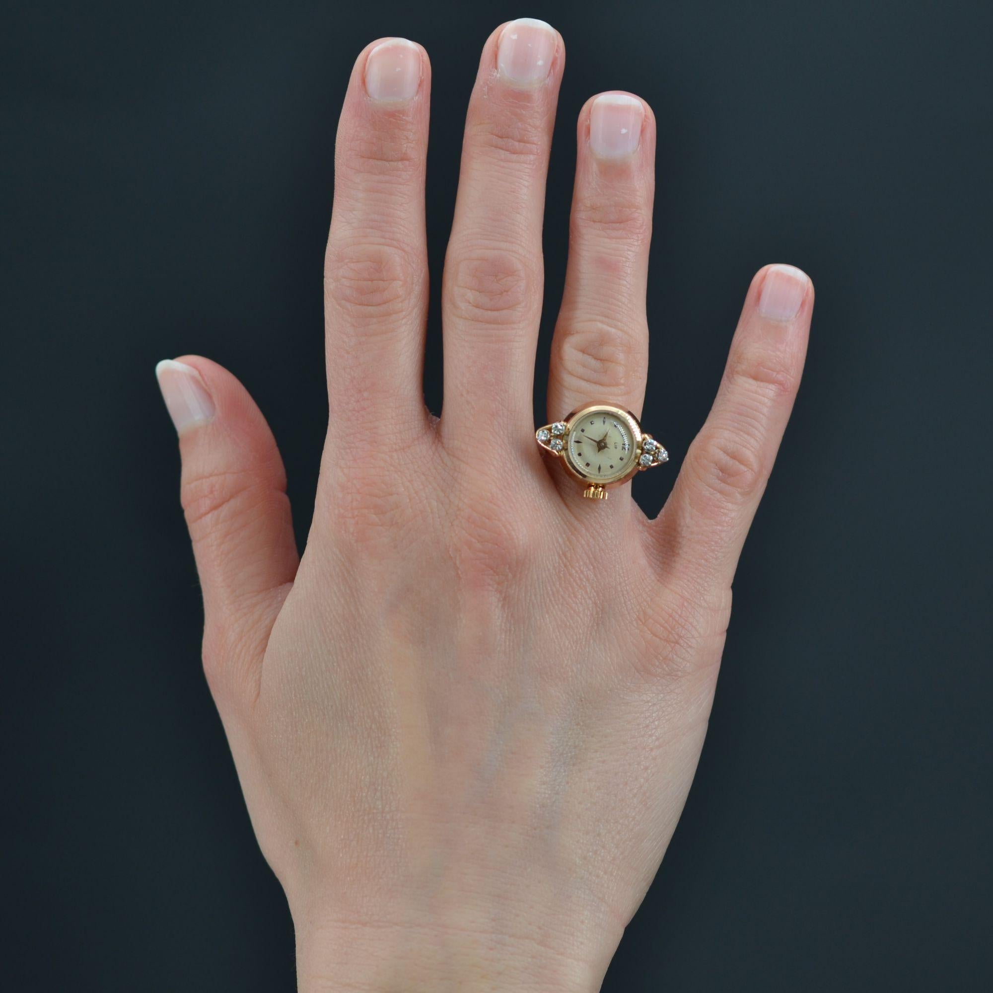 Ring aus 18 Karat Gelbgold, Punze Eule.
Der antike Uhrenring präsentiert ein rundes Gehäuse, das von 2 x 3 8/8- geschliffenen Diamanten gekrönt wird. Die Rückseite der Uhr ist cremefarben mit einigen kleinen Spuren der Zeit. Die antike Uhr ist