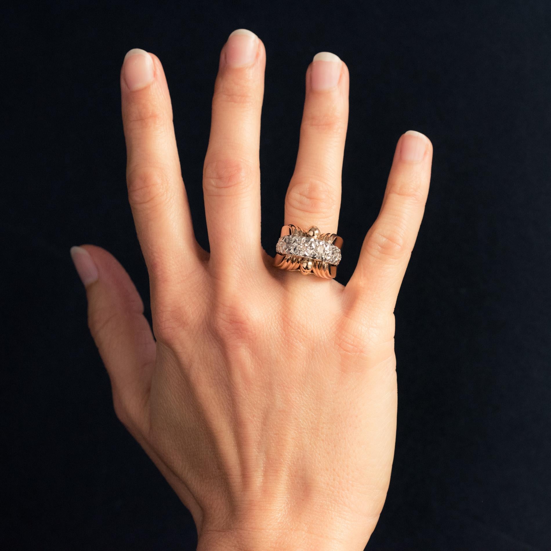 Ring in 18 karat yellow gold and platinum, fish and gazelle's head hallmarks.
Massive and imposing, this splendid retro ring is set with a drop of brilliant-cut and rose-cut diamonds on a chiseled motif, supported on either side by 2x3 falling gold