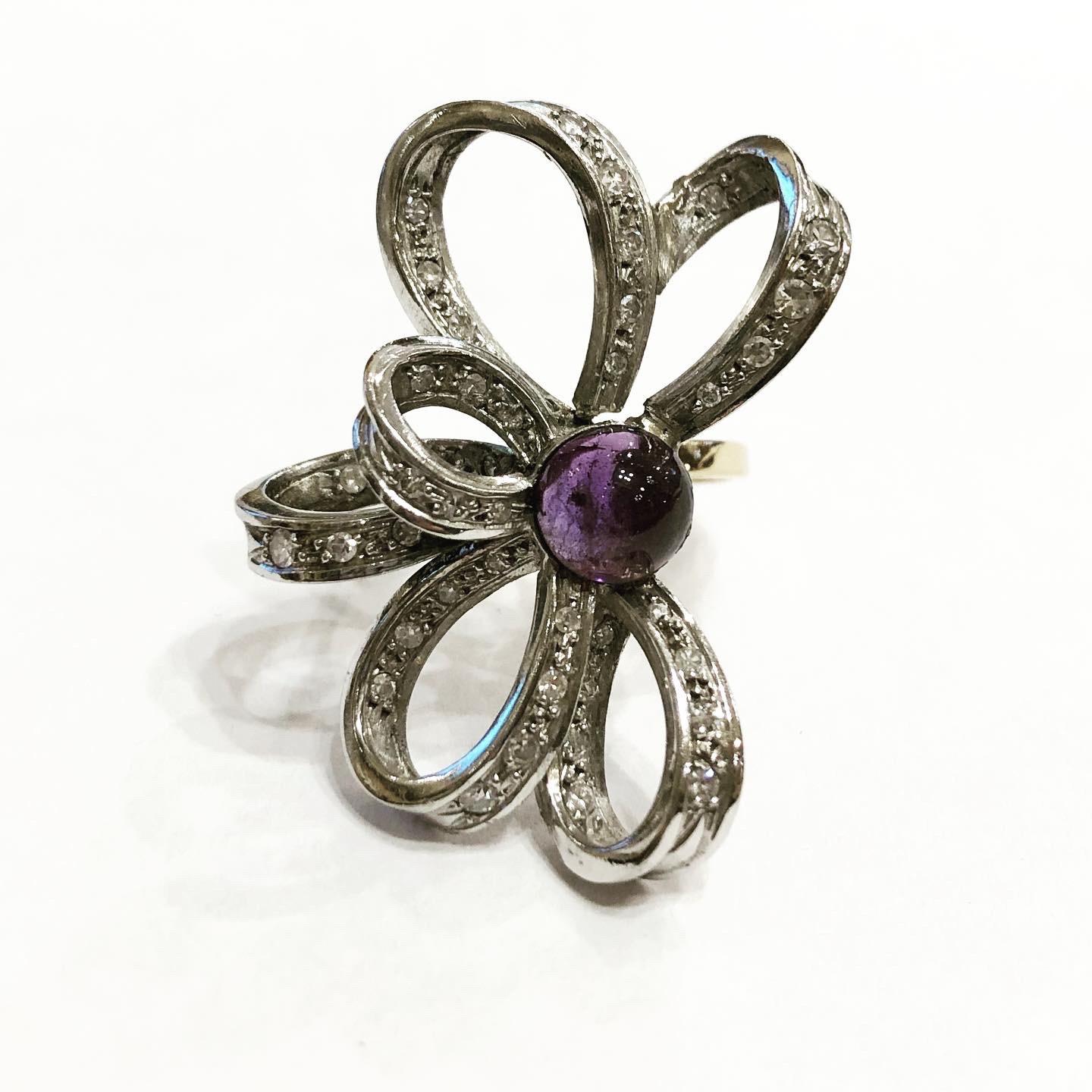 1950s Diamonds Amethyst Platinum 18K White Gold Cocktail Ribbon Ring In Good Condition For Sale In Pamplona, Navarra