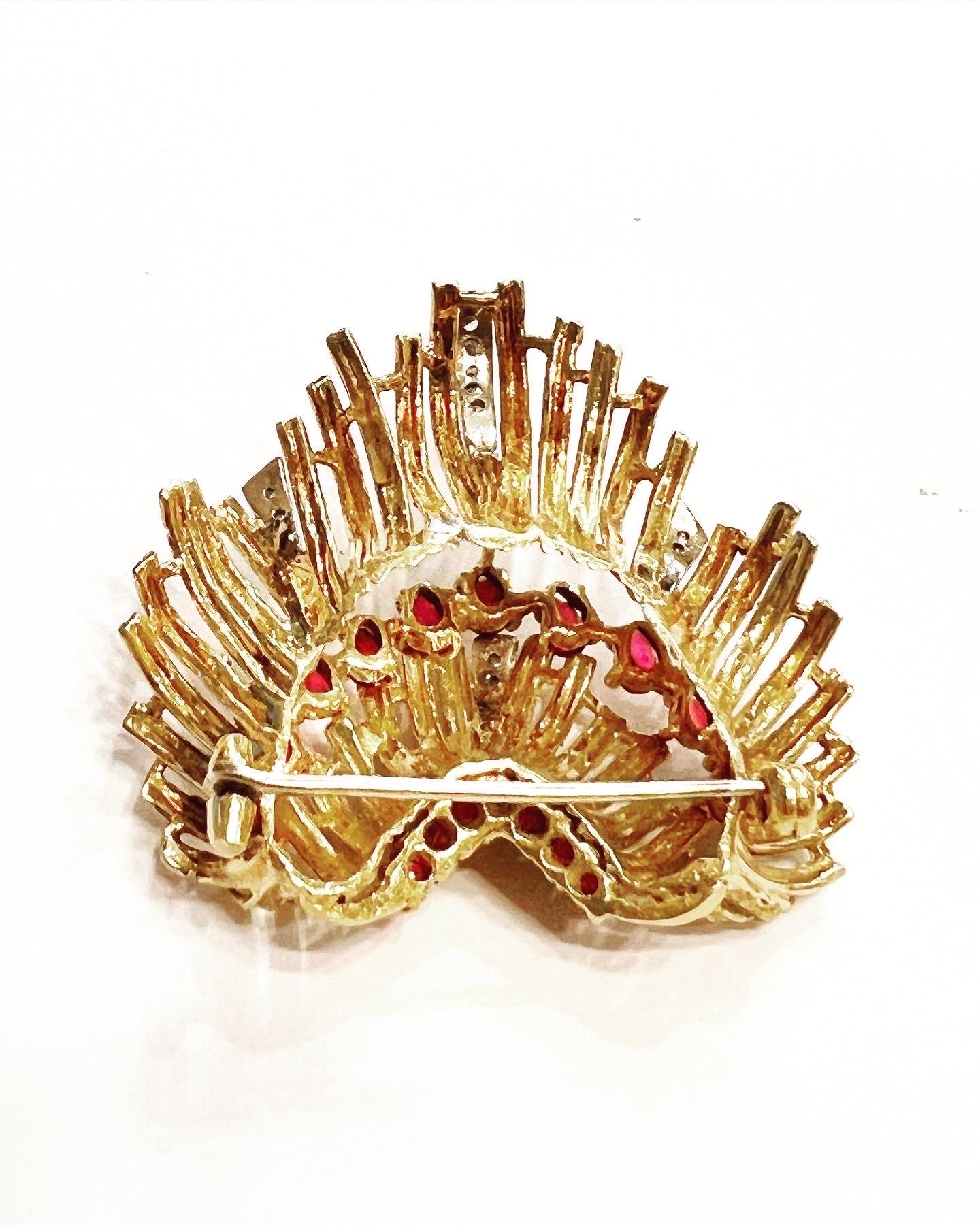 1950s Diamonds Rubys Nuanced 18K Yellow Gold Stylized Shell Brooch For Sale 4