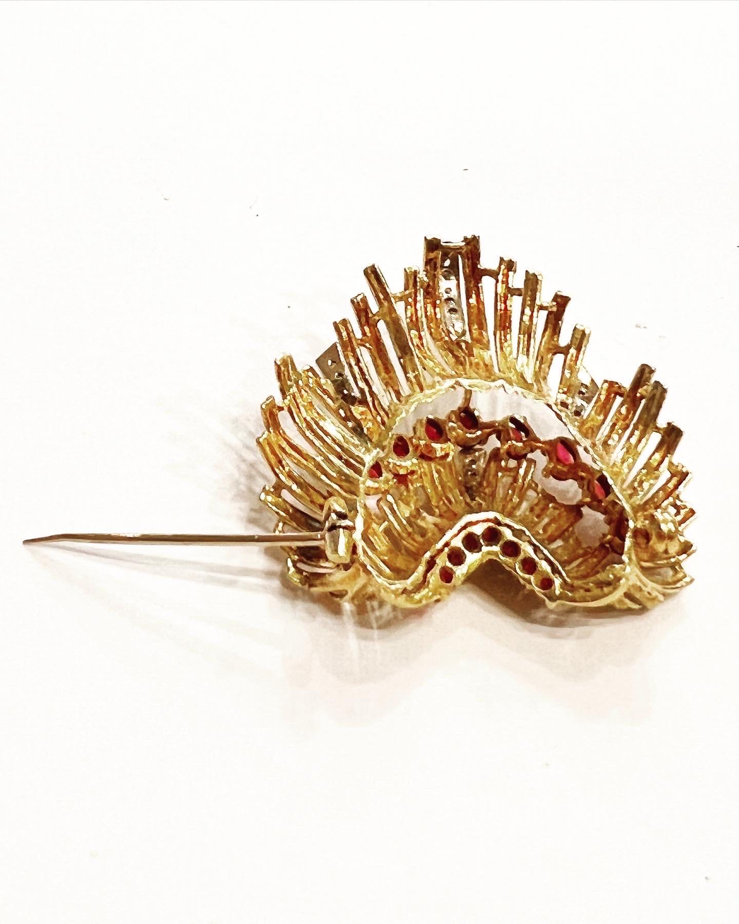 1950s Diamonds Rubys Nuanced 18K Yellow Gold Stylized Shell Brooch For Sale 5