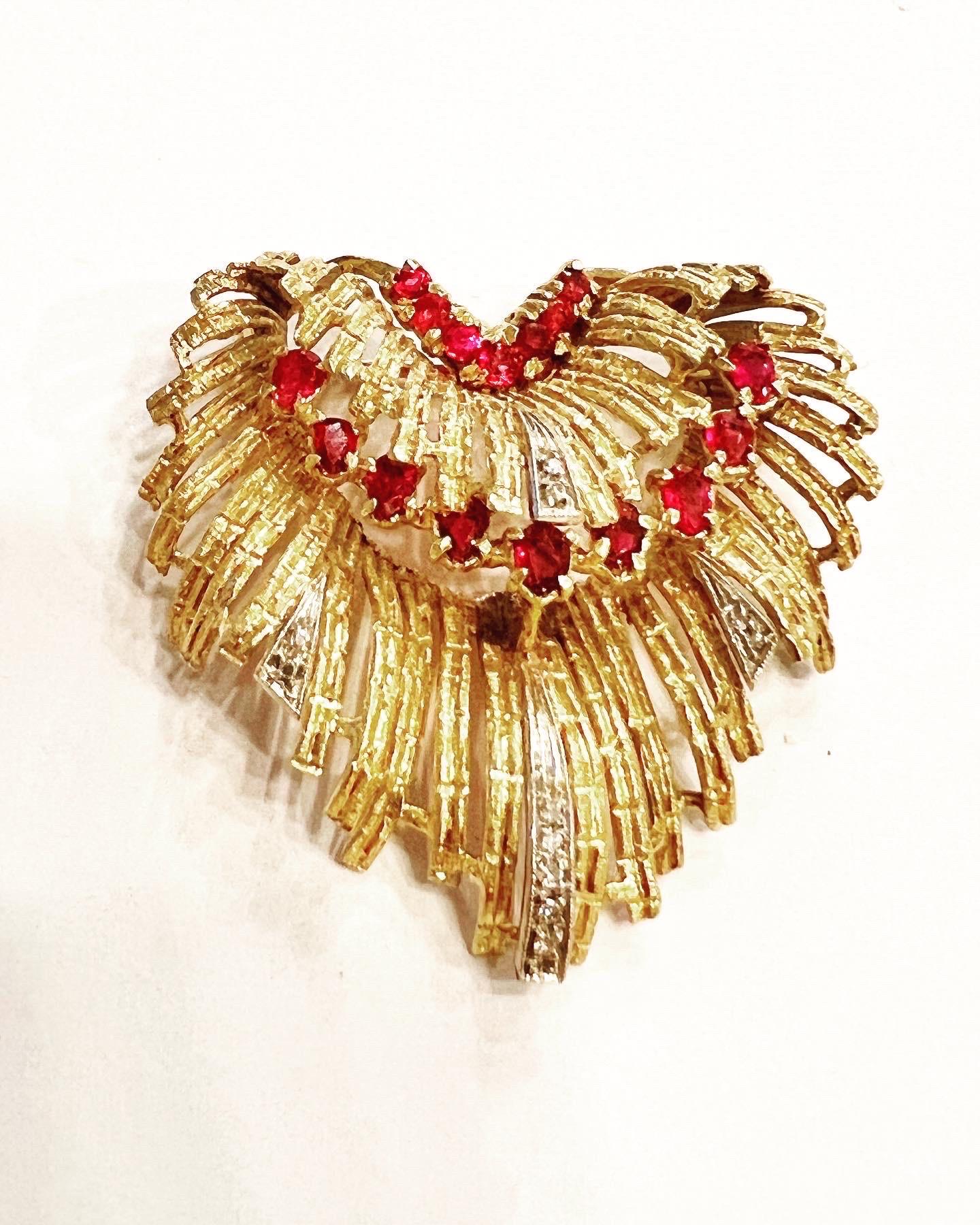 Spilla a conchiglia stilizzata in oro giallo 18 carati con diamanti e rubini del 1950 in vendita 6