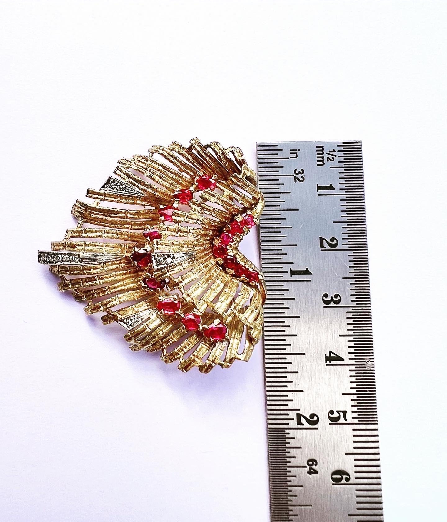 1950s Diamonds Rubys Nuanced 18K Yellow Gold Stylized Shell Brooch For Sale 7