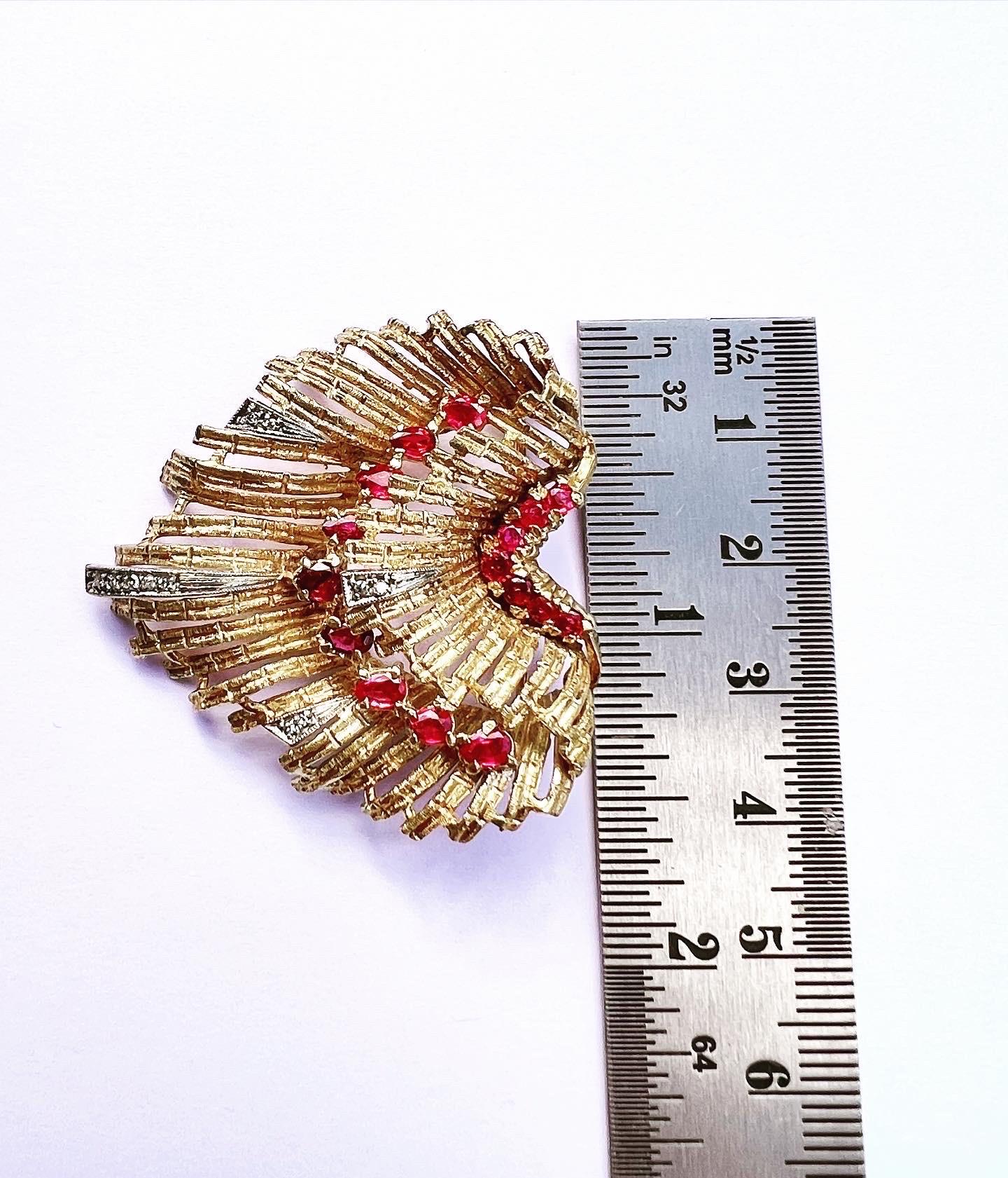 Spilla a conchiglia stilizzata in oro giallo 18 carati con diamanti e rubini del 1950 in vendita 7