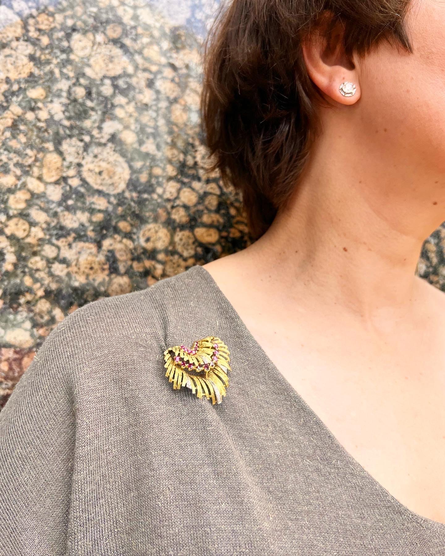 Spilla a conchiglia stilizzata in oro giallo 18 carati con diamanti e rubini del 1950 in vendita 10