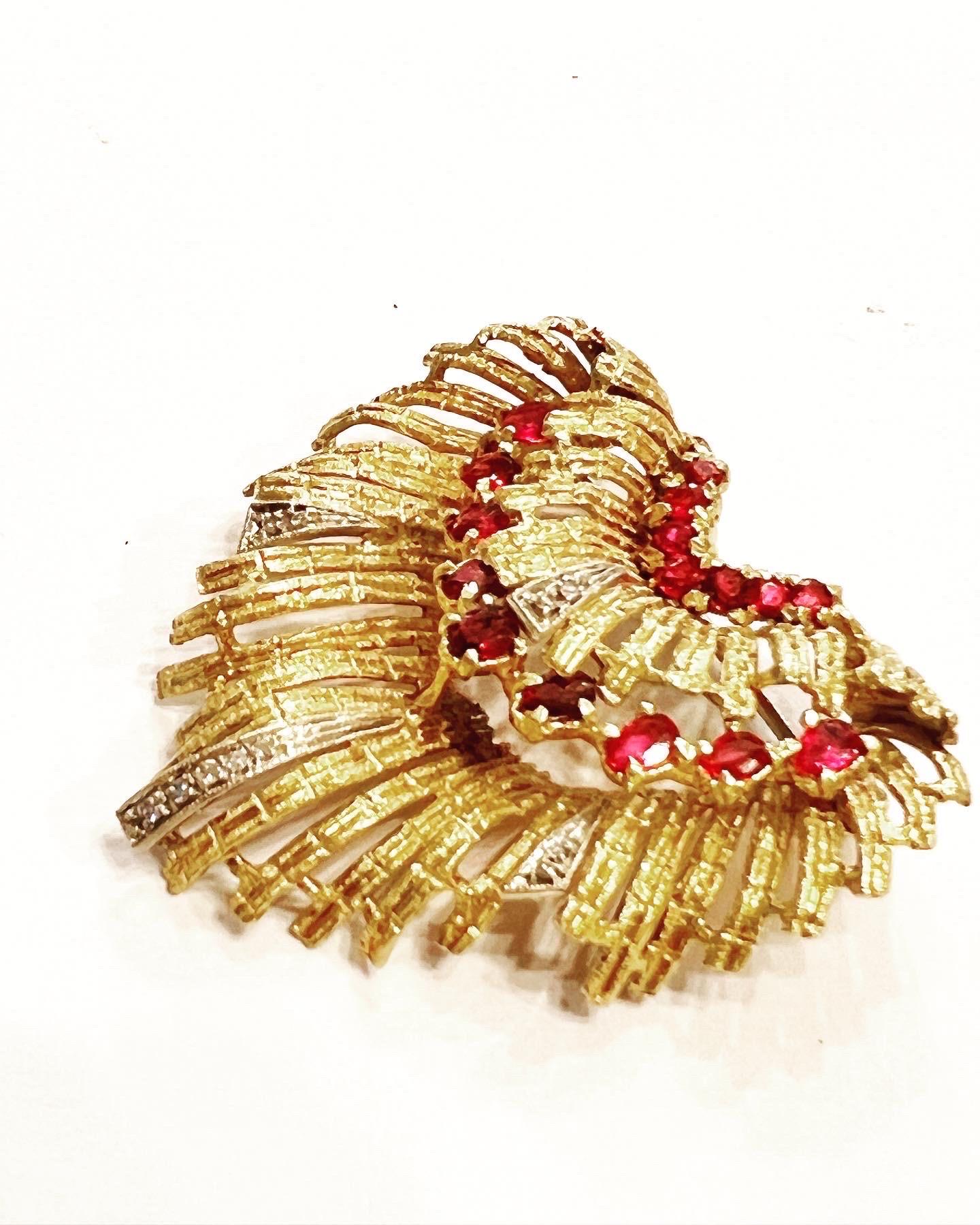 Retro 1950s Diamonds Rubys Nuanced 18K Yellow Gold Stylized Shell Brooch For Sale