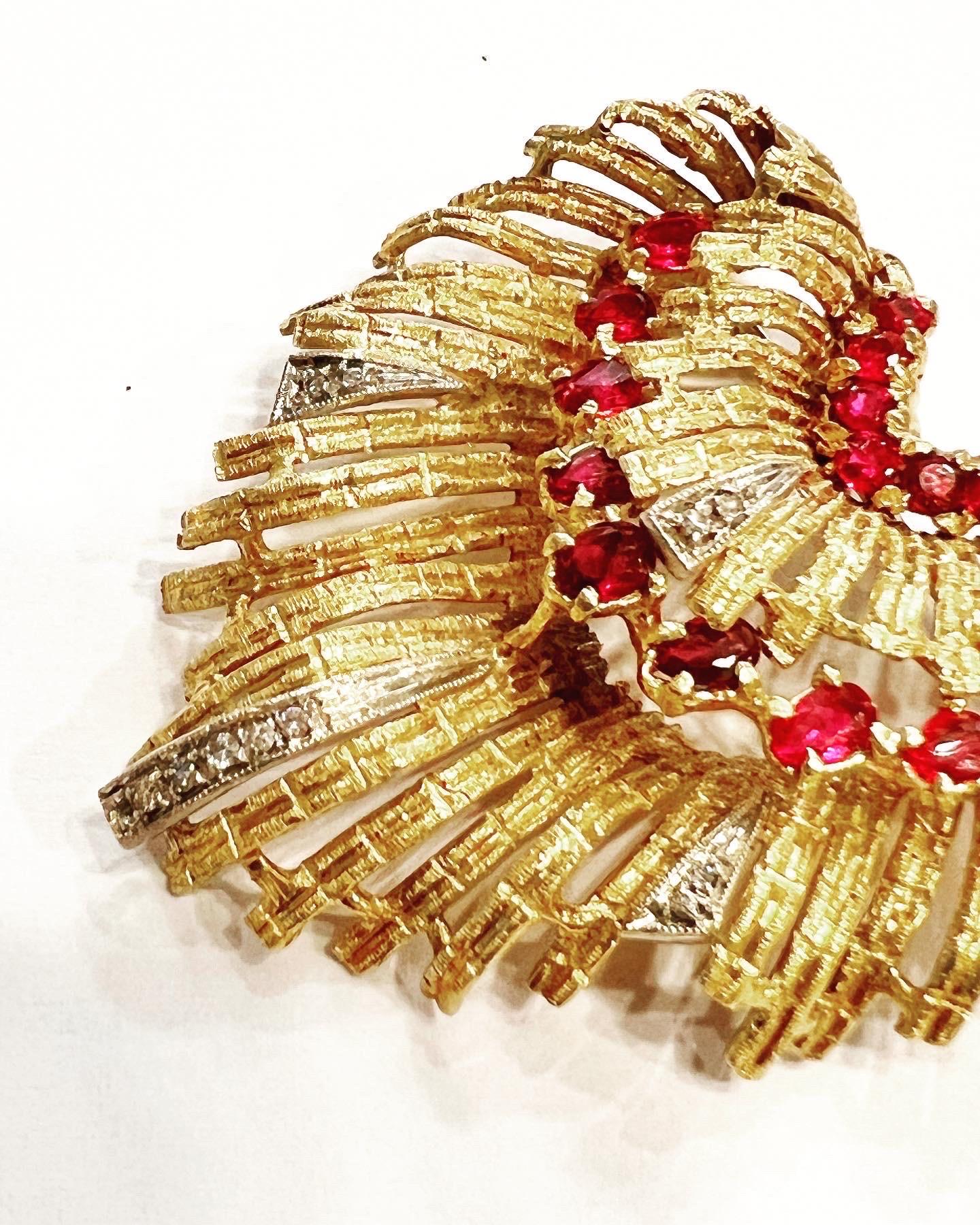 Brilliant Cut 1950s Diamonds Rubys Nuanced 18K Yellow Gold Stylized Shell Brooch For Sale