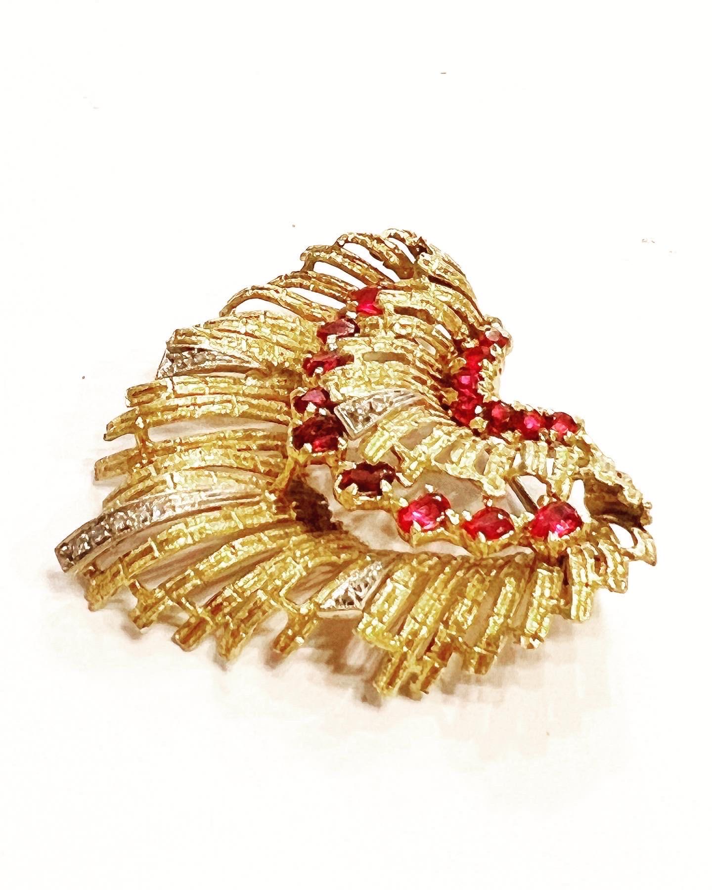 1950s Diamonds Rubys Nuanced 18K Yellow Gold Stylized Shell Brooch In Good Condition For Sale In Pamplona, Navarra